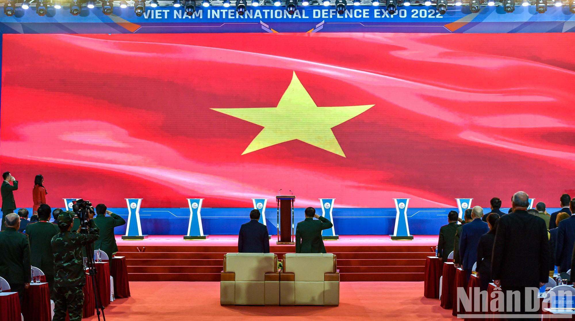 El acto de saludo a la bandera. El acto de saludo a la bandera.