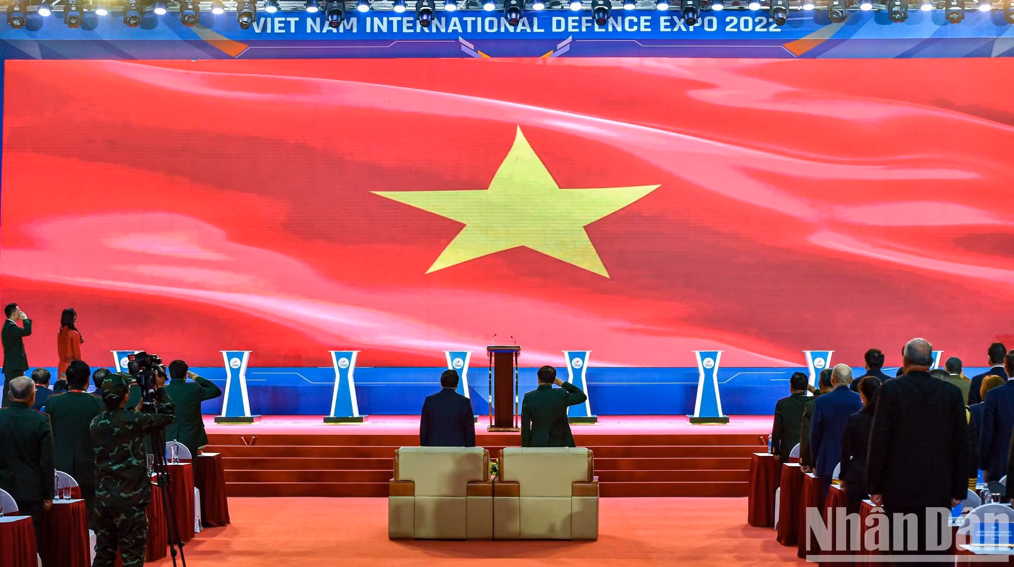 El acto de saludo a la bandera.