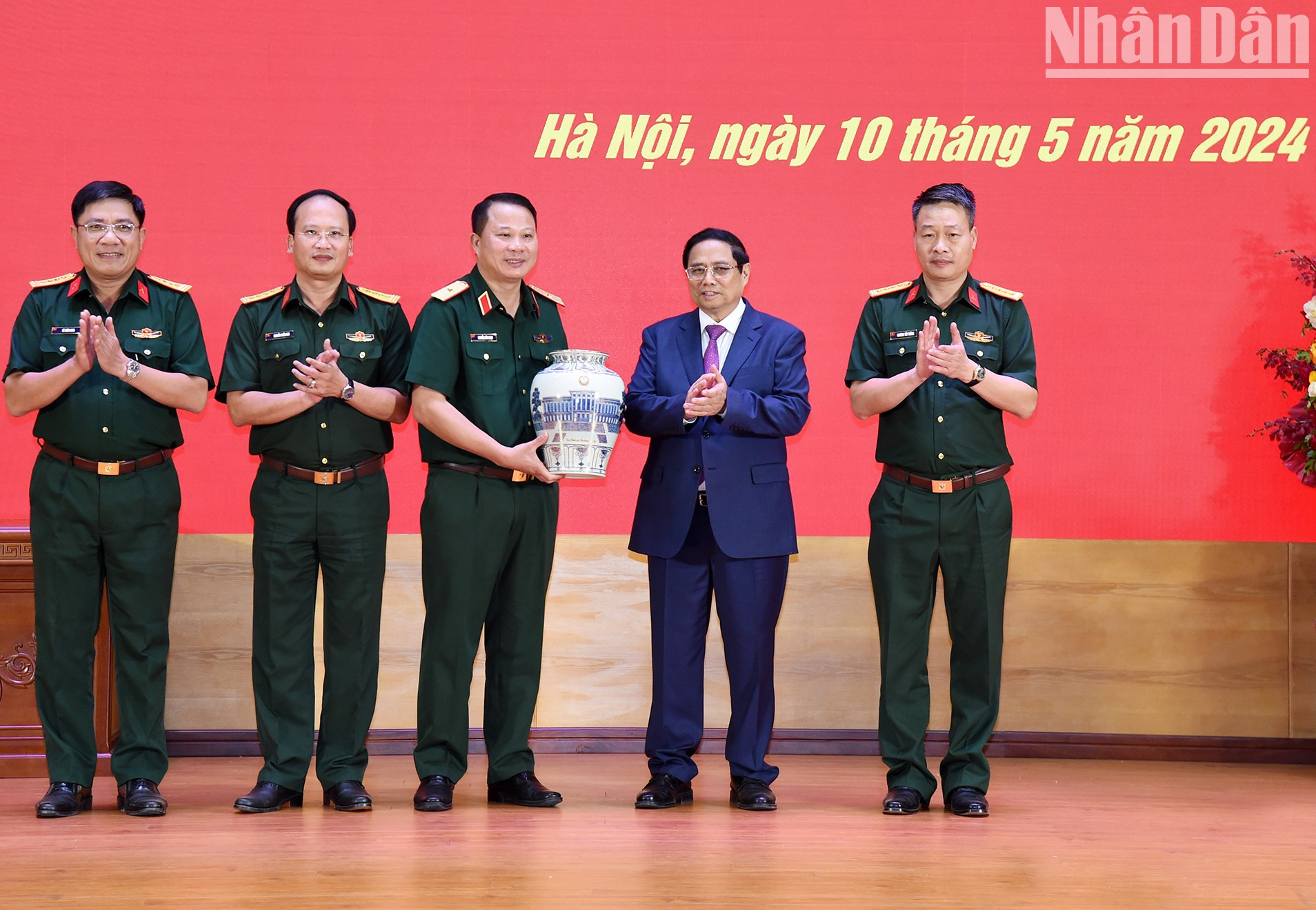 Pham Minh Chinh otorga regalos al 12o Cuerpo. Pham Minh Chinh otorga regalos al 12o Cuerpo.