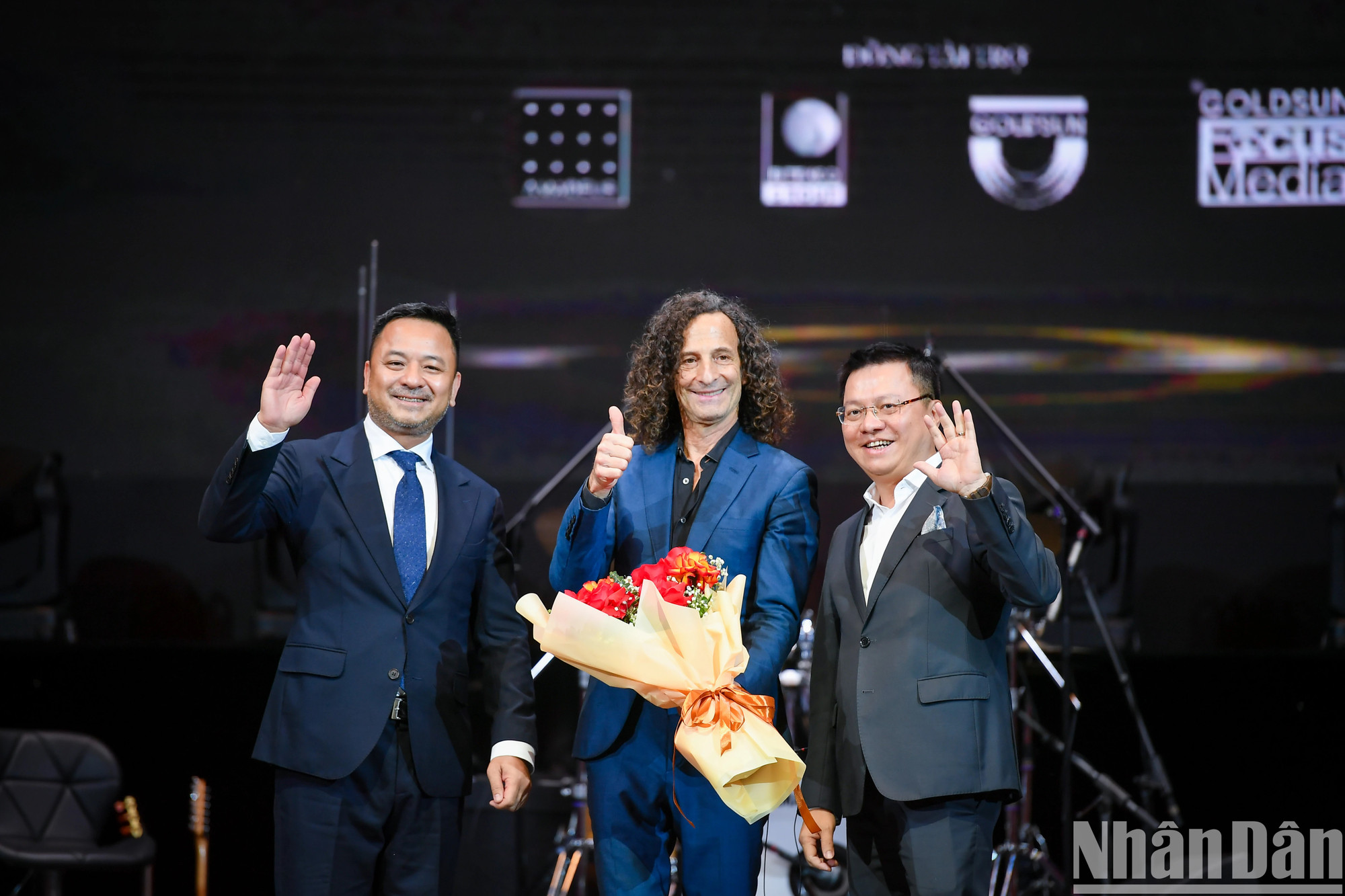 Kenny G, junto a Le Quoc Minh y el presidente de IB Group, Nguyen Thuy Duong, saluda a la audiencia al concluir el concierto. Kenny G, junto a Le Quoc Minh y el presidente de IB Group, Nguyen Thuy Duong, saluda a la audiencia al concluir el concierto.