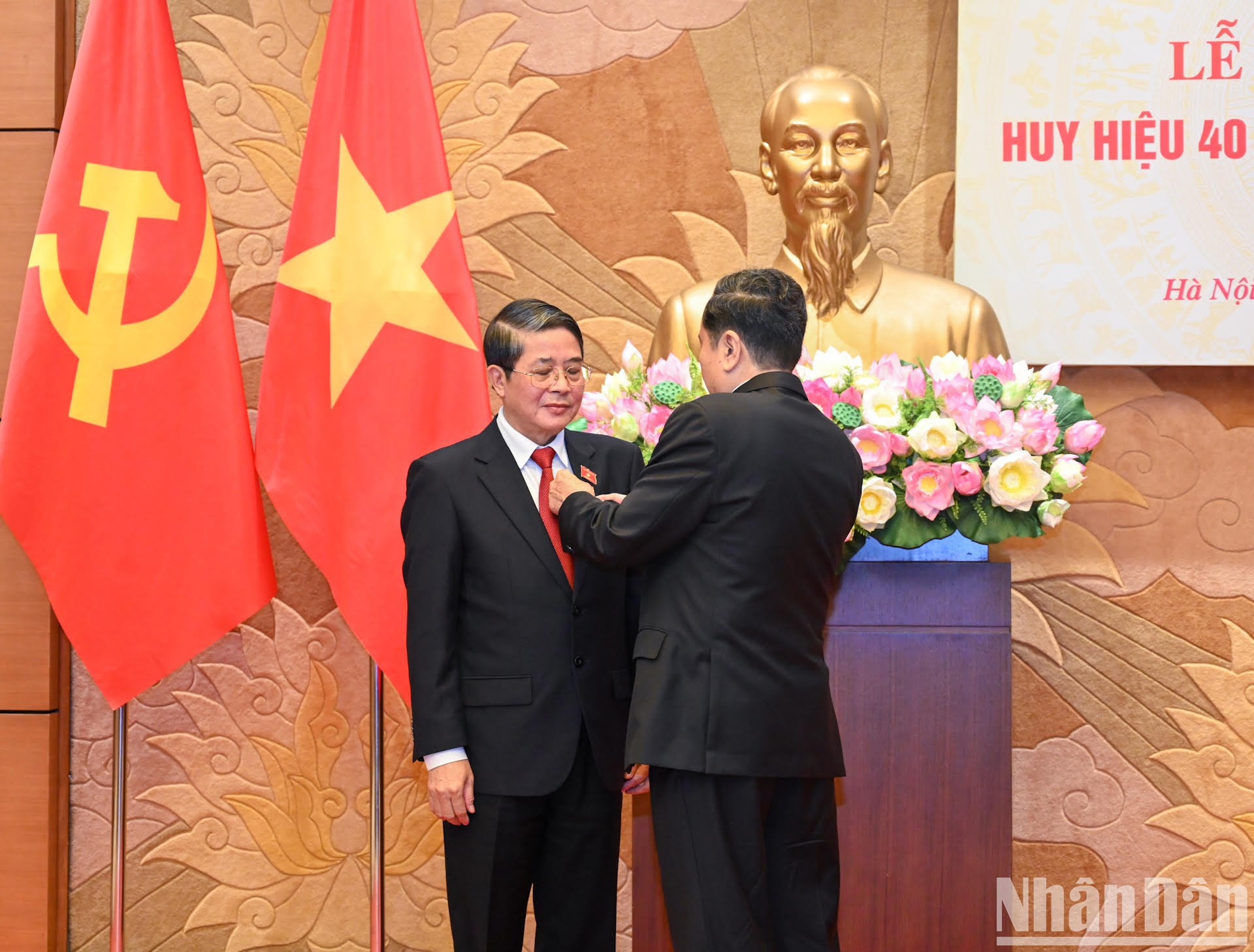 Tran Thanh Man entrega la insigna de 40 años de militancia del Partido al vicepresidente legislativo Nguyen Duc Hai.