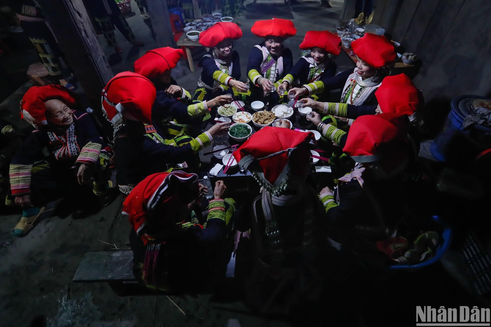 Además del ritual, la ceremonia cuenta con una fiesta con varios géneros artísticos que expresan los propósitos religiosos a través de la música y el baile, reflejando así la historia y la cultura de Yao Rojo. Además del ritual, la ceremonia cuenta con una fiesta con varios géneros artísticos que expresan los propósitos religiosos a través de la música y el baile, reflejando así la historia y la cultura de Yao Rojo.