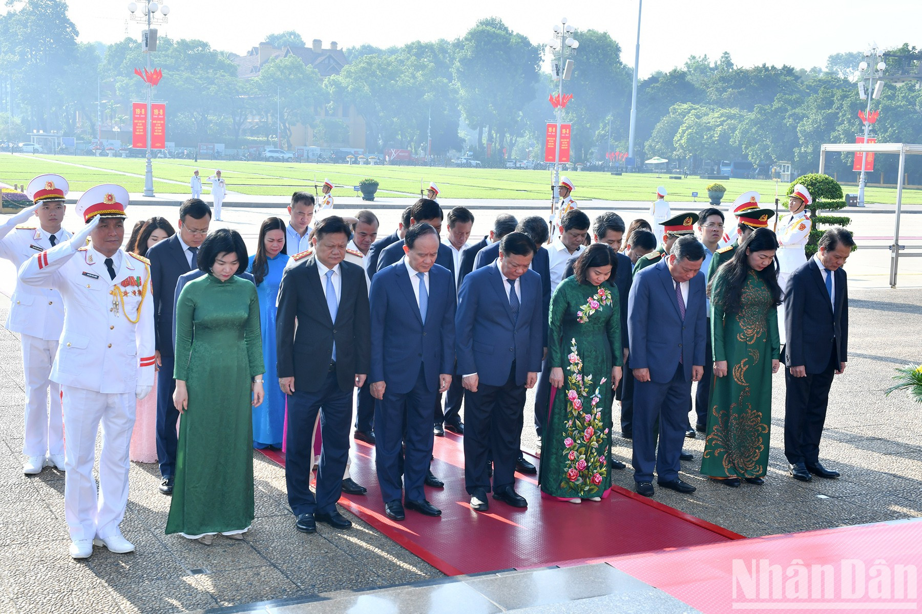 Los delegados del gobierno de la capital rinden homenaje al gran líder del país. Los delegados del gobierno de la capital rinden homenaje al gran líder del país.