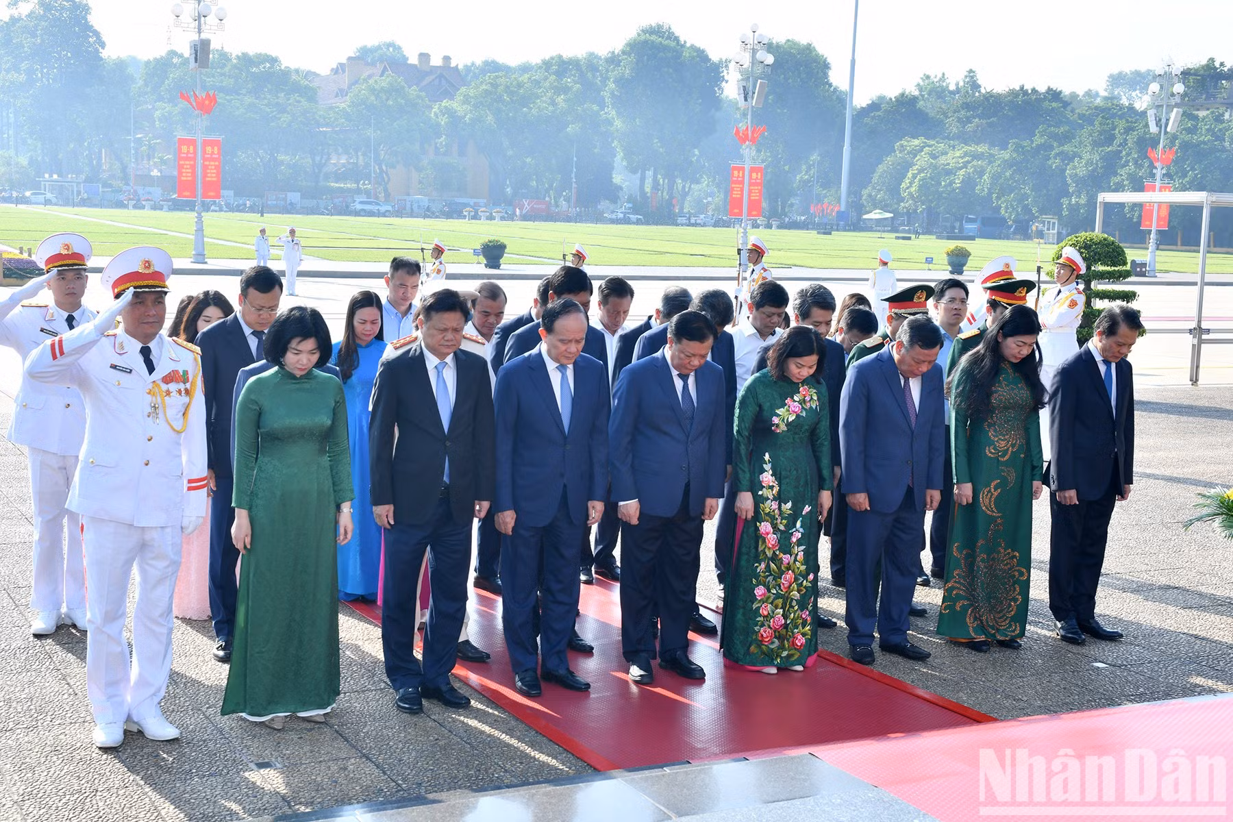 Los delegados del gobierno de la capital rinden homenaje al gran líder del país.