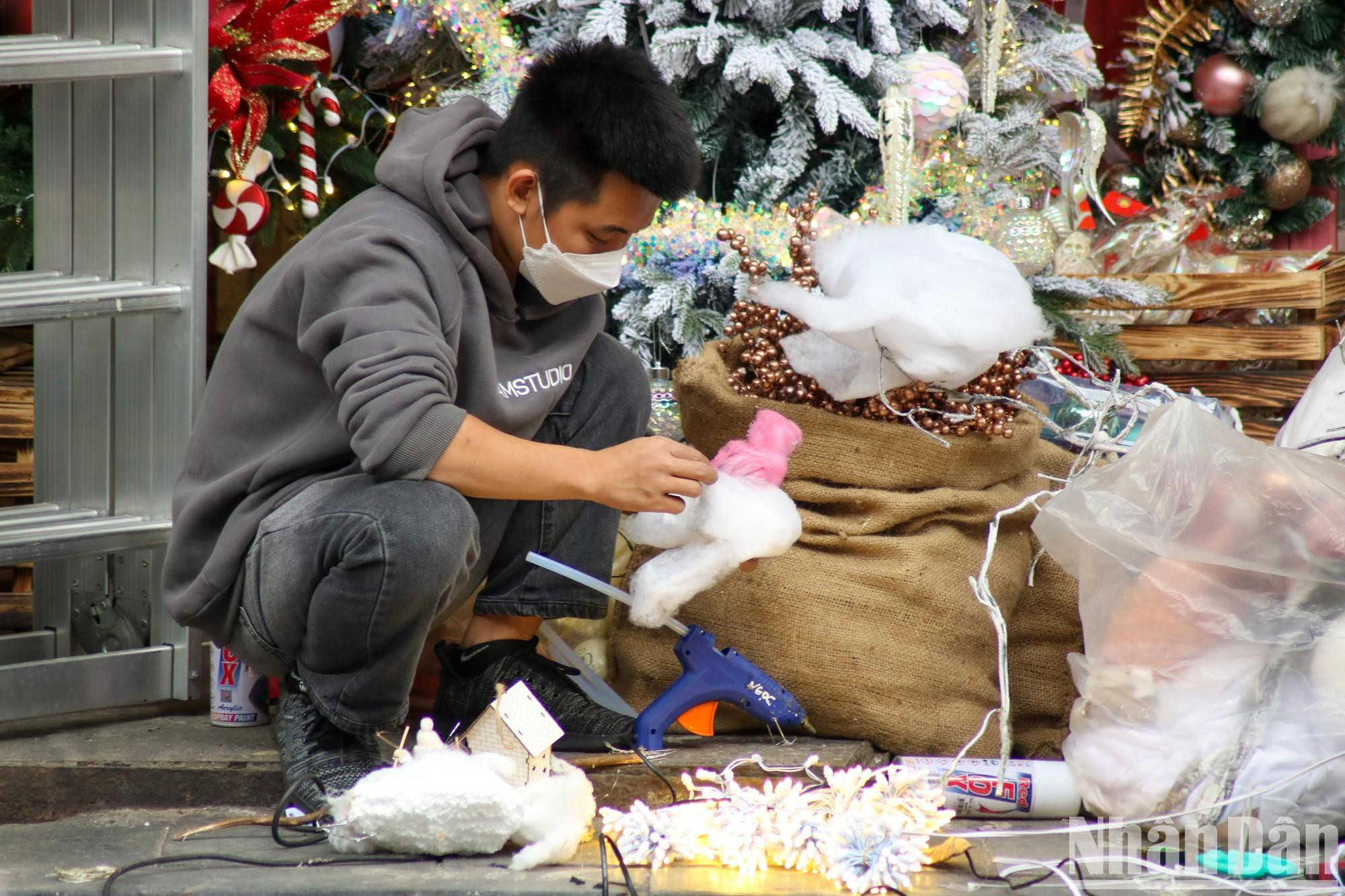 Vendedores ocupados por la gran afluencia de compradores. Vendedores ocupados por la gran afluencia de compradores.