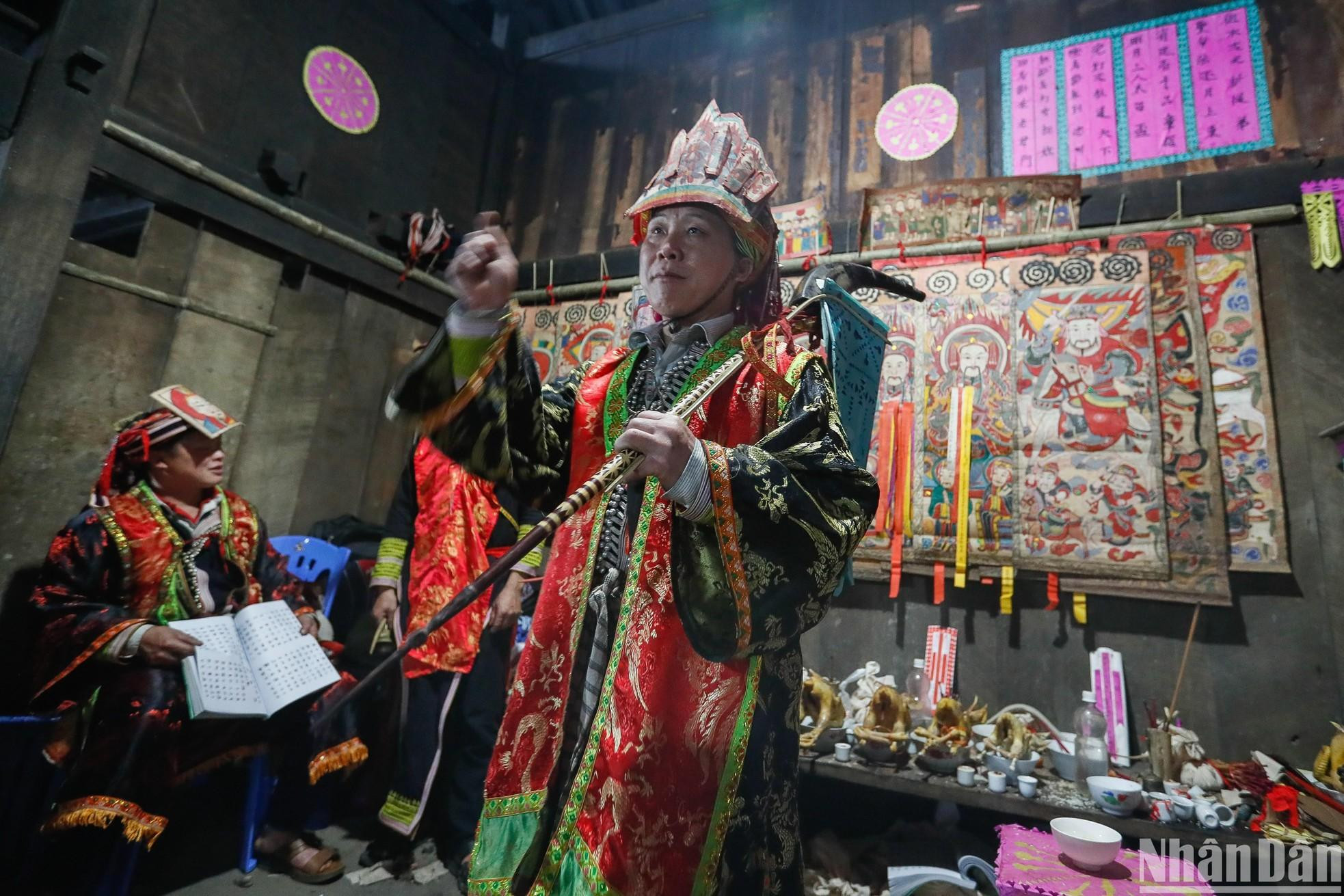 El ritual de otorgamiento de la minoría étnica tiene varios títulos, cada uno refleja un significado y un nivel diferente. El ritual de otorgamiento de la minoría étnica tiene varios títulos, cada uno refleja un significado y un nivel diferente.