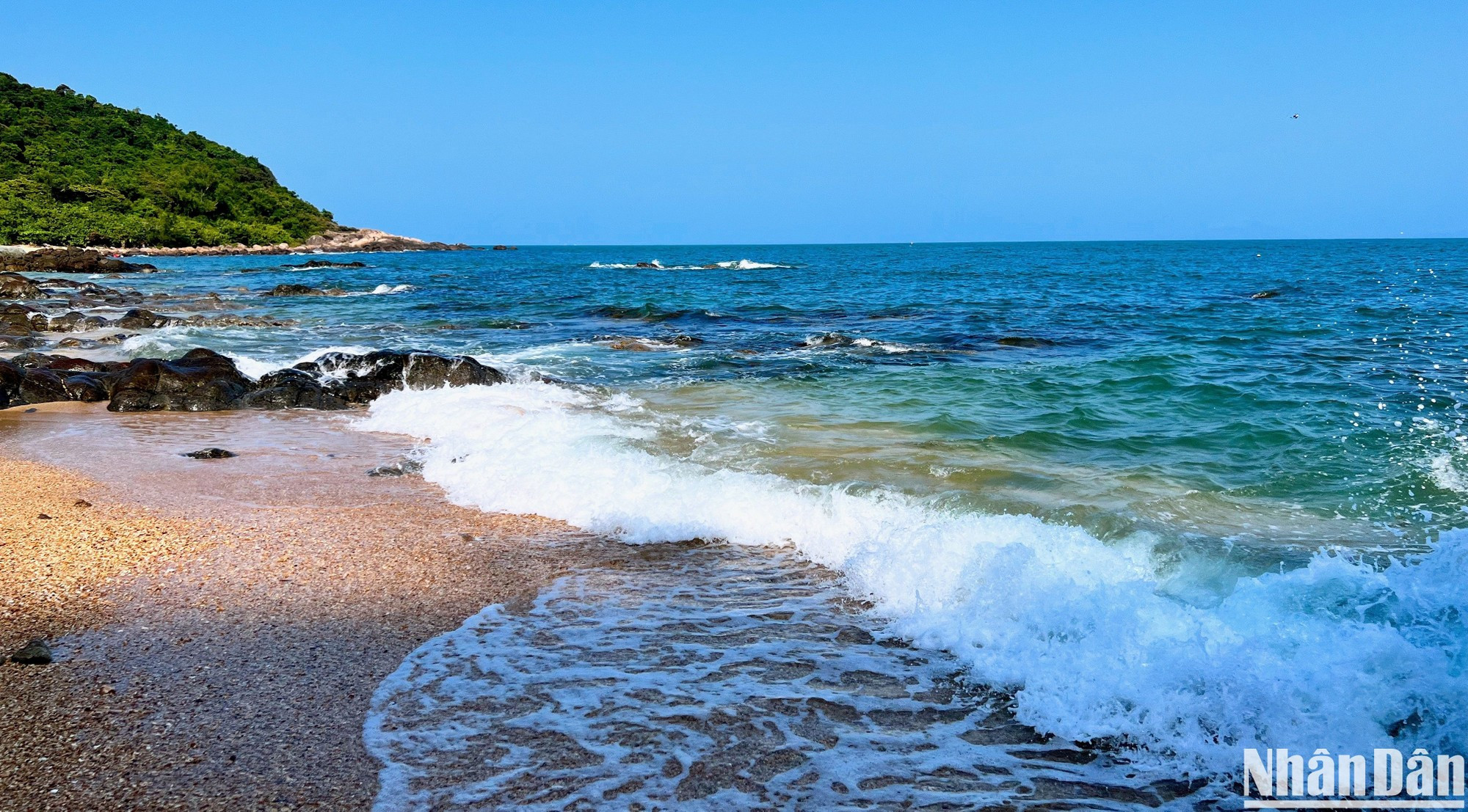 El agua azul, limpia, fresca y apta para nadar. El agua azul, limpia, fresca y apta para nadar.