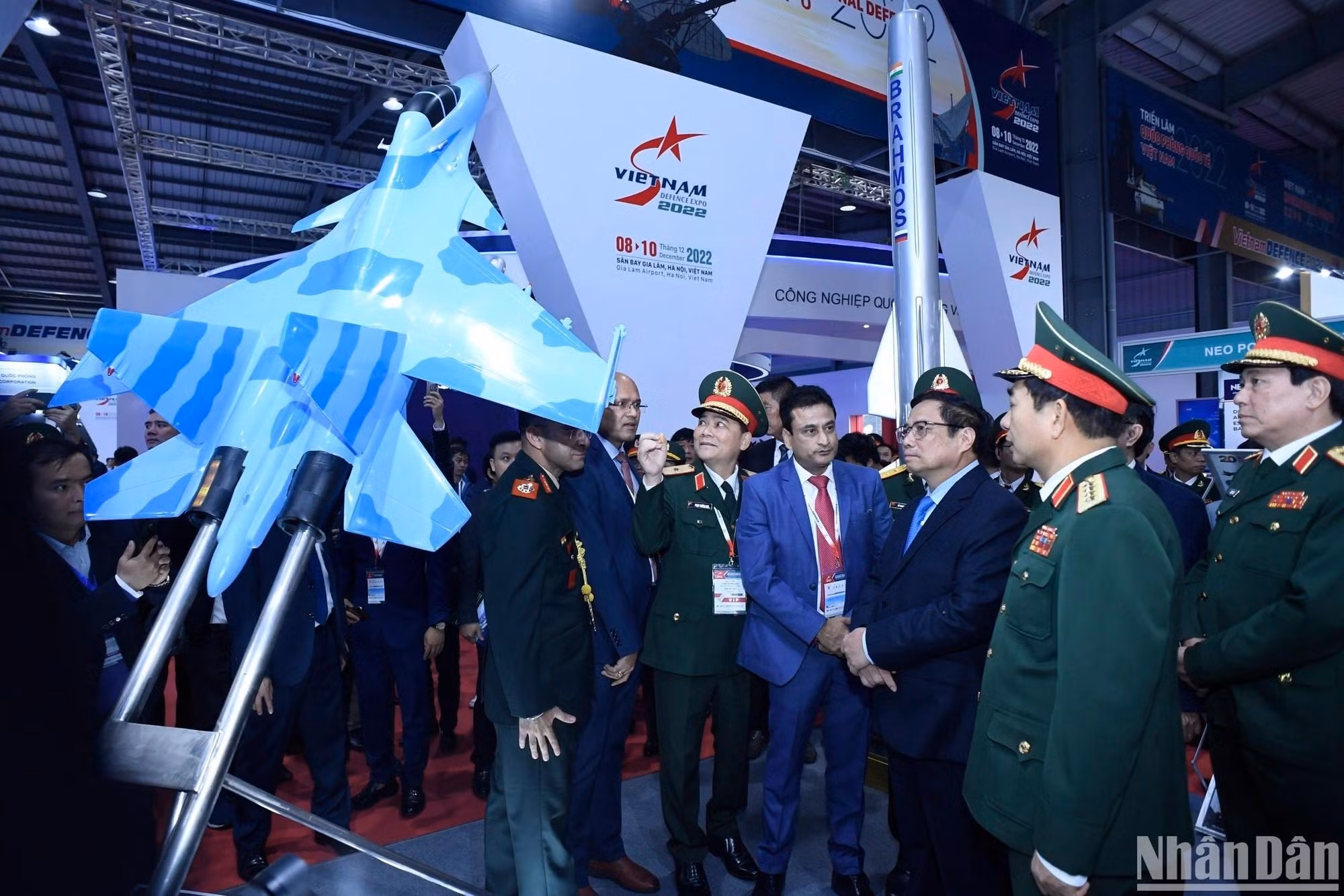 La exposición tiene lugar del 8 al 10 de diciembre. El evento atrae a más de 170 participantes de 30 países. Se presentan aquí diversos armamentos y soluciones tecnológicas.