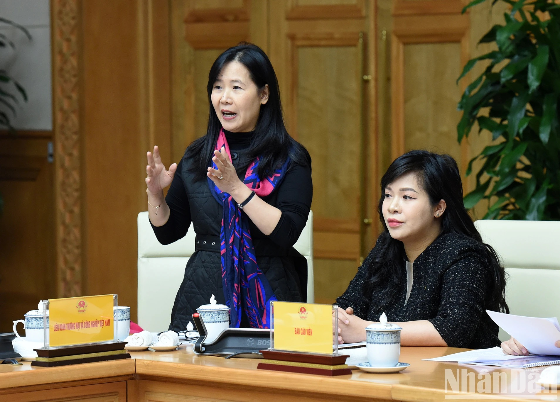La directora de la empresa BHD, Ngo Thi Bich Hanh, interviene en la reunión.