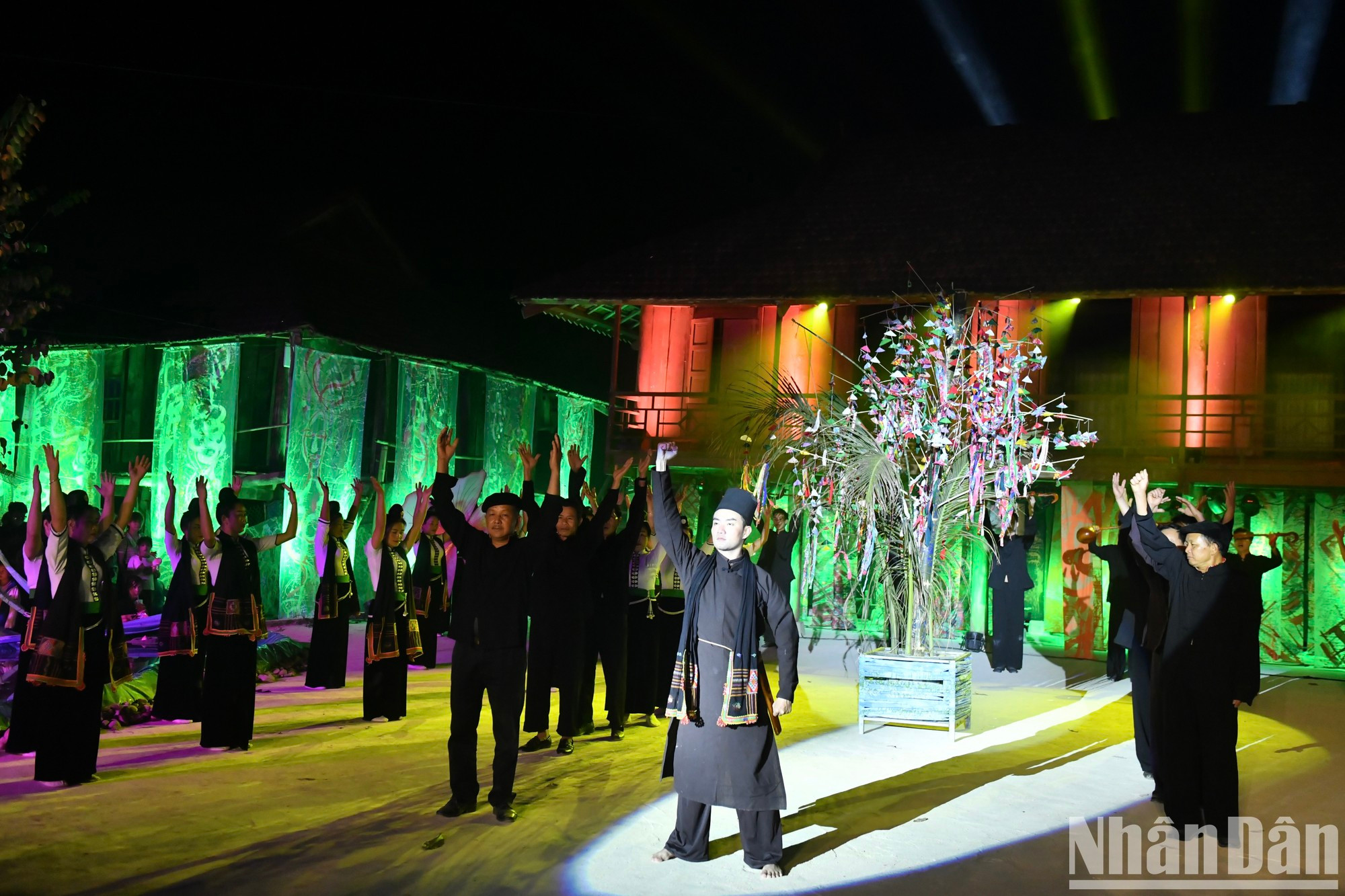 El espectáculo atrae a un gran número de visitantes. El espectáculo atrae a un gran número de visitantes.