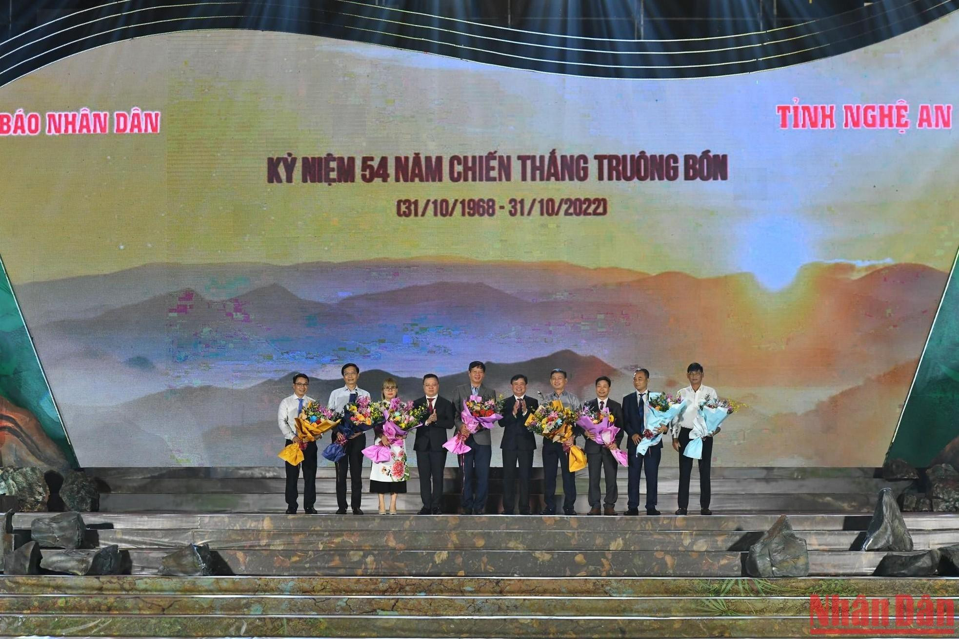 Le Quoc Minh y Thai Thanh Quy otorgan flores a los patrocinadores del evento. Le Quoc Minh y Thai Thanh Quy otorgan flores a los patrocinadores del evento.