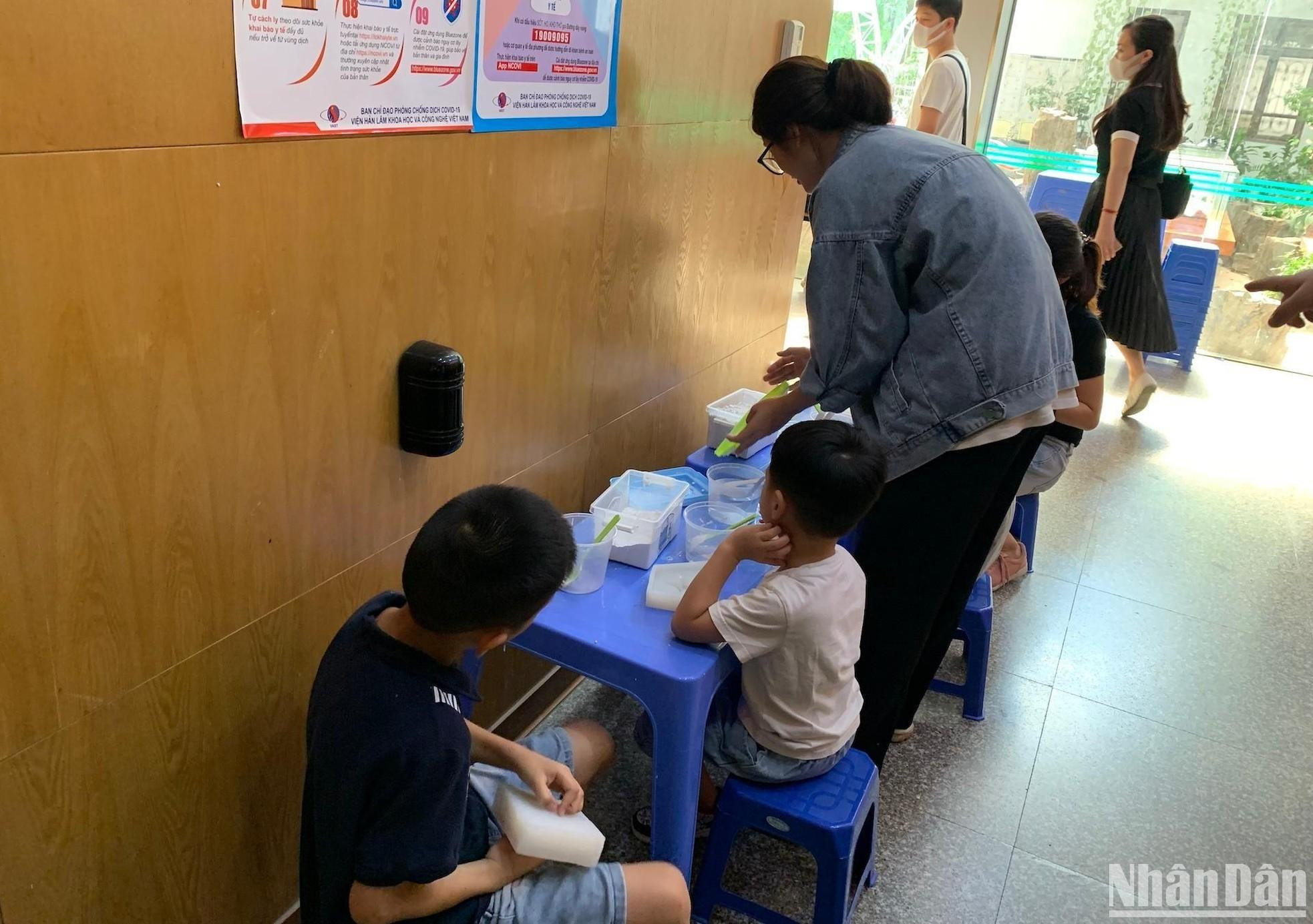 Además de las exhibiciones, se realizan varias actividades como hacer figuras de insectos, dinosaurios y criaturas marinas.
