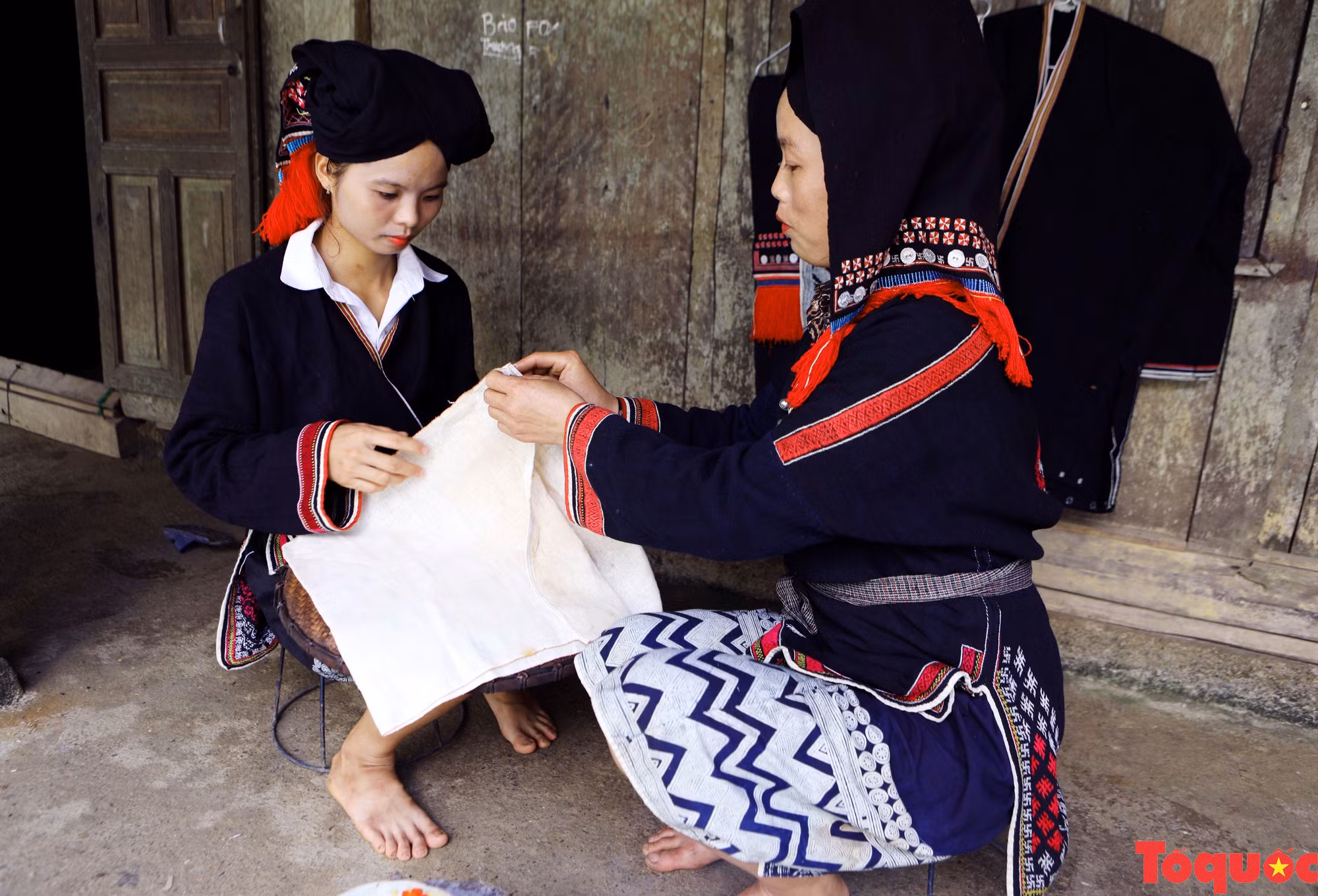 El traje tradicional de Yao se utiliza en ocasiones importantes como fiestas, festivales y bodas. Combina armoniosamente los colores de las montañas y los bosques. El traje tradicional de Yao se utiliza en ocasiones importantes como fiestas, festivales y bodas. Combina armoniosamente los colores de las montañas y los bosques.
