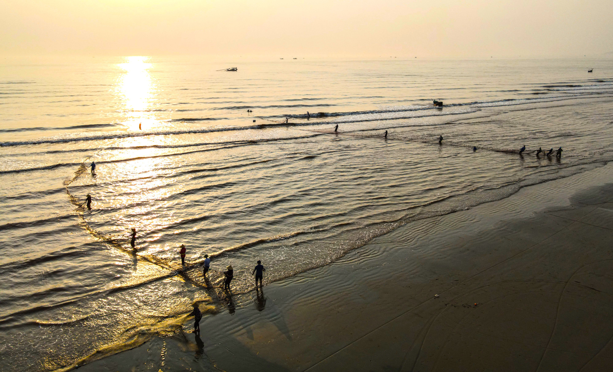 Procedentes de Thinh Loc (Loc Ha, Ha Tinh), llegan en botes y con sus instrumentos para cobrar peces y mariscos.