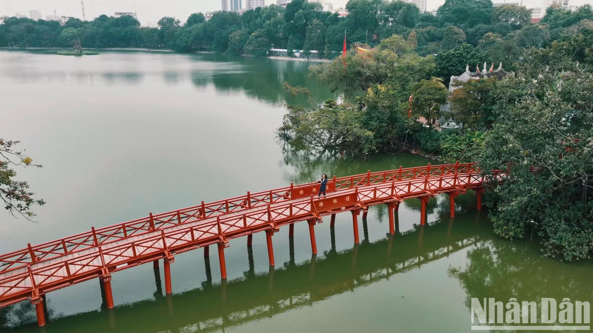 El puente rojo de The Huc.