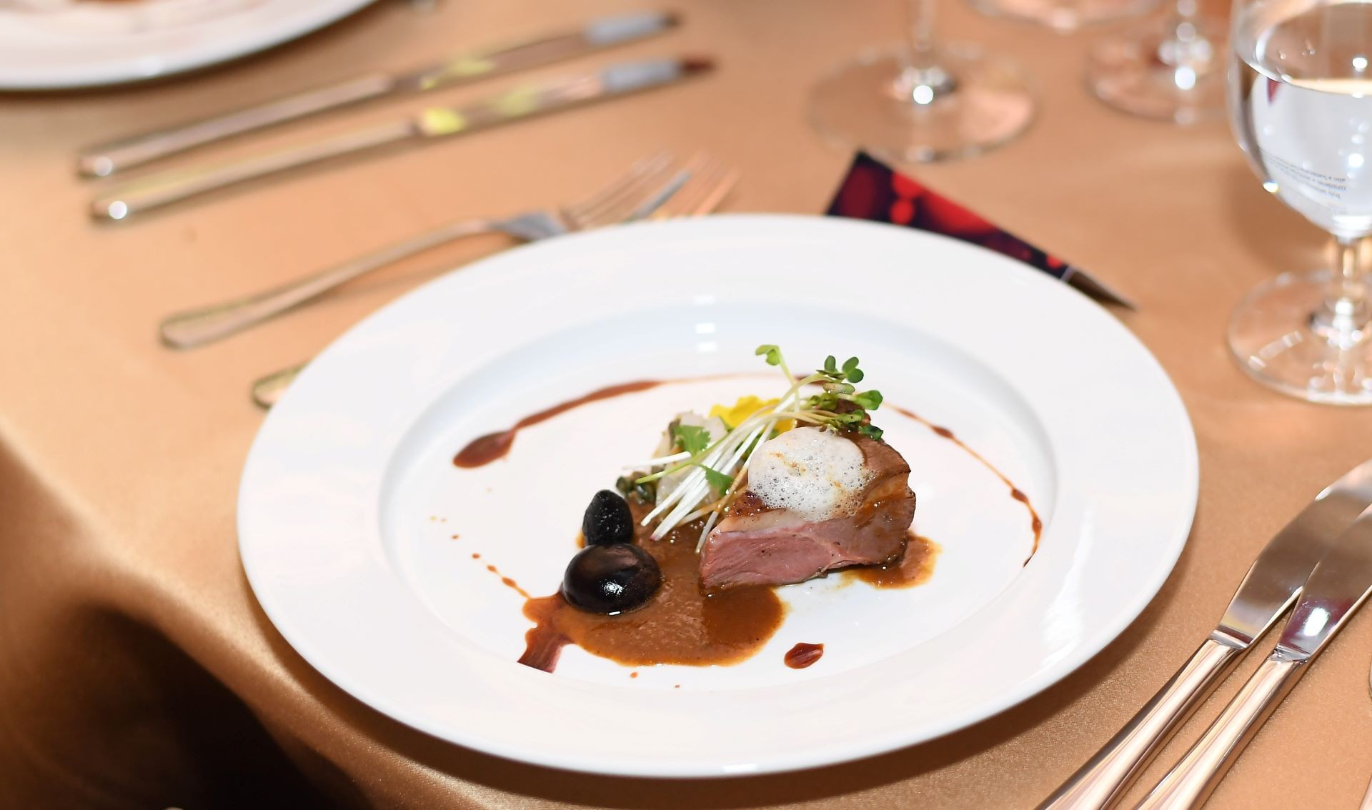 Pechuga de pato con salsa de pescado.