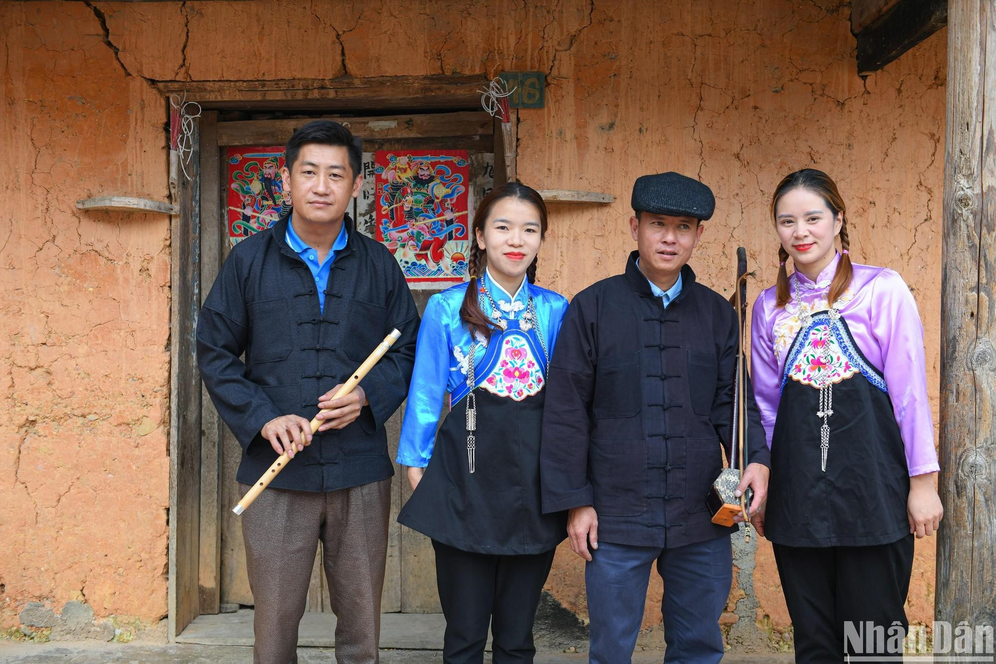 Las actividades culturales tradicionales de los Hoa incluyen géneros como el canto, el baile y la comedia, con uso de diferentes instrumentos musicales.
