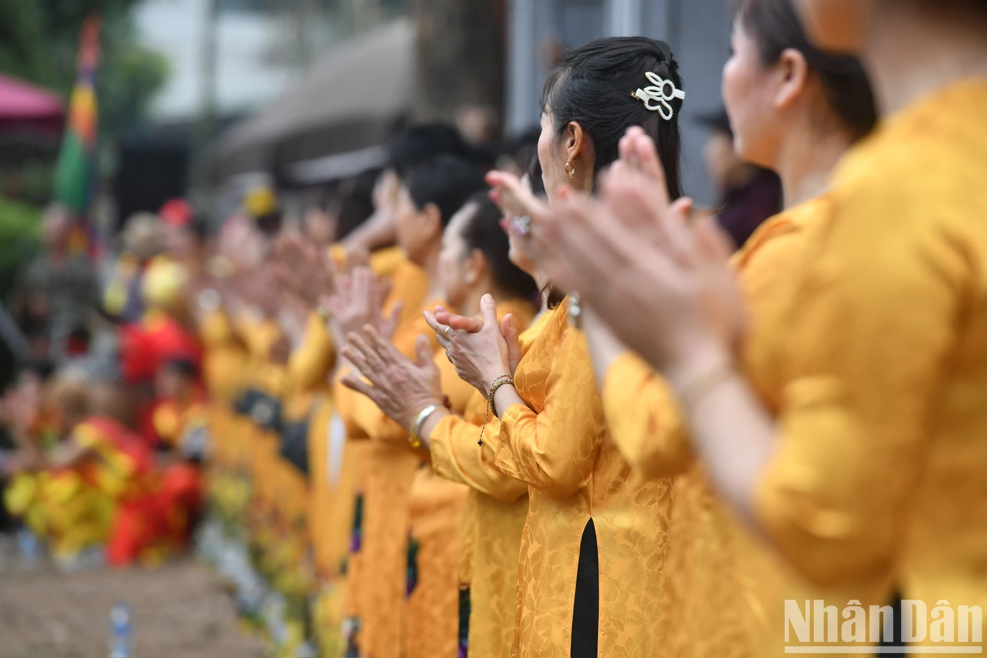 Los espectadores aplauden con entusiasmo a los luchadores.