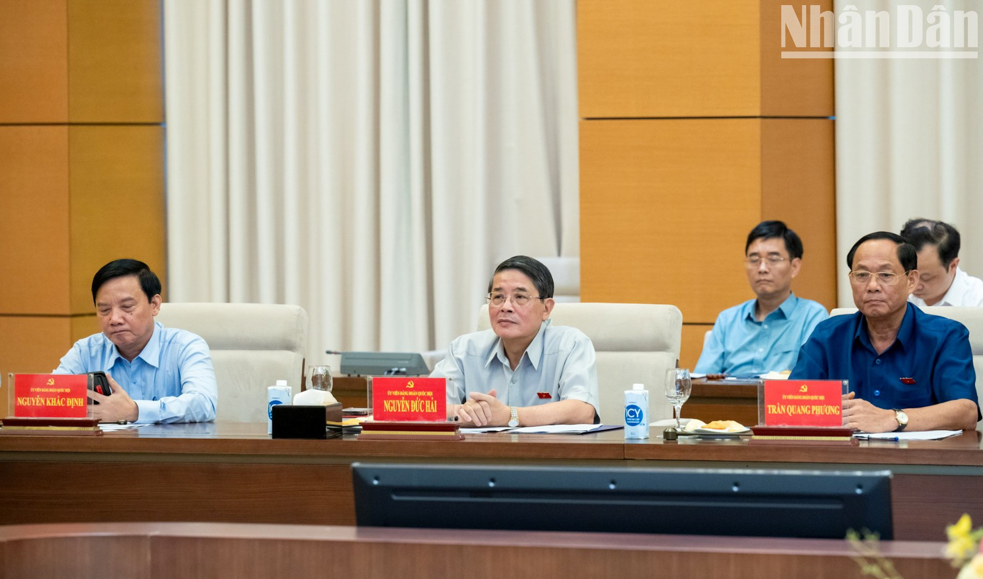 Los vicepresidentes parlamentarios Nguyen Khac Dinh, Nguyen Duc Hai y Tran Quang Phuong. Los vicepresidentes parlamentarios Nguyen Khac Dinh, Nguyen Duc Hai y Tran Quang Phuong.