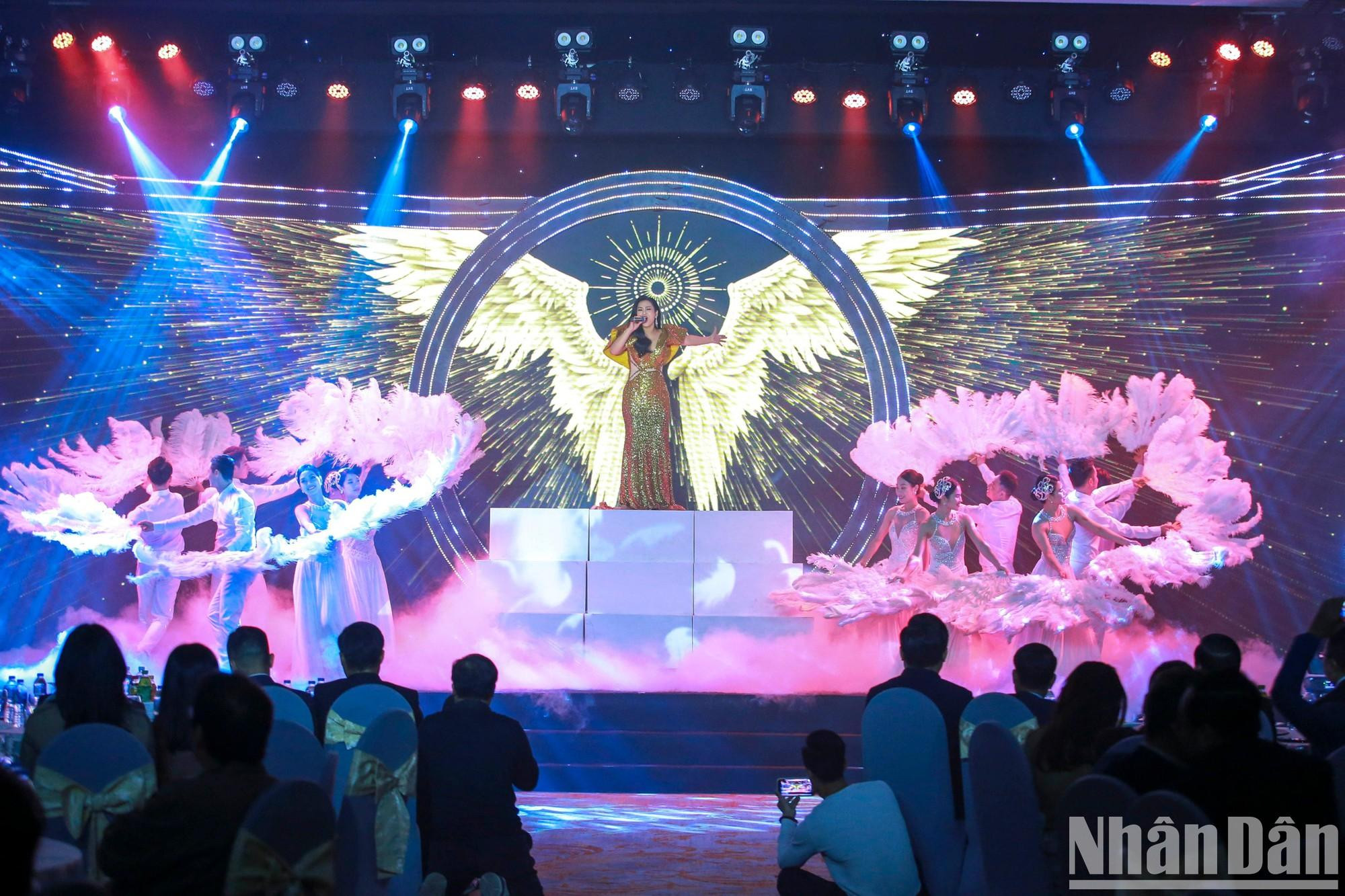 La ceremonia se lleva a cabo con solemnidad.