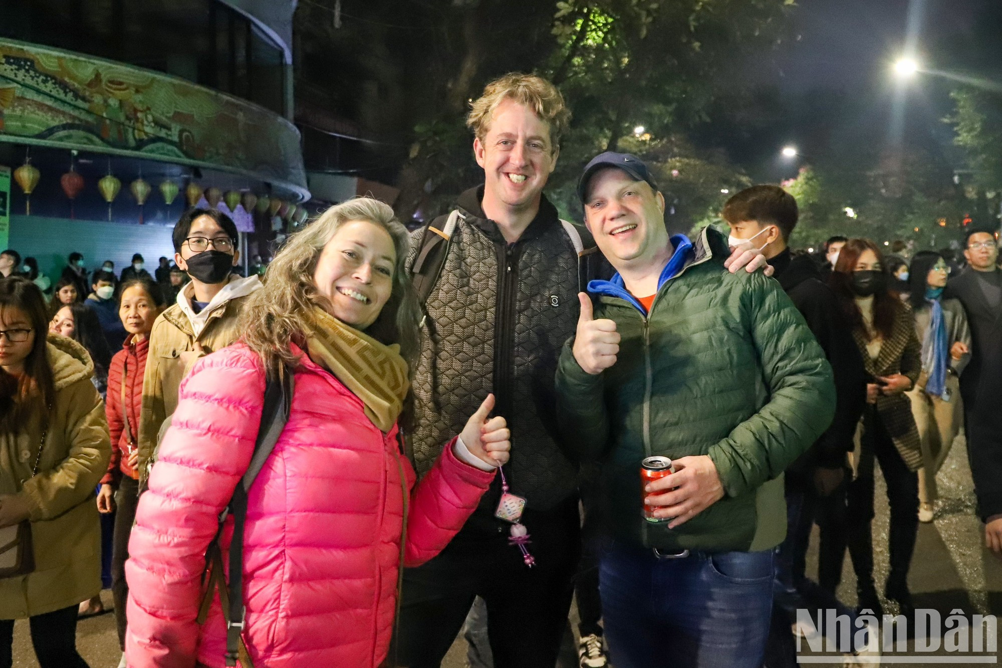 Turistas internacionales celebran el Año Nuevo en Hanói.