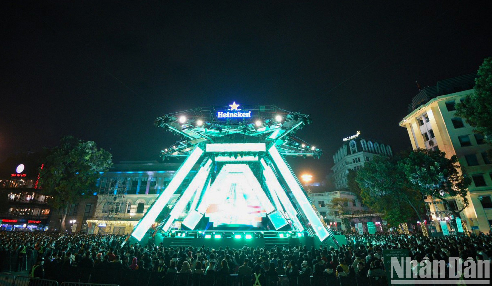 La abarrotada Plaza de la Revolución de Agosto fue uno de los lugares donde se realizó el conteo regresivo.