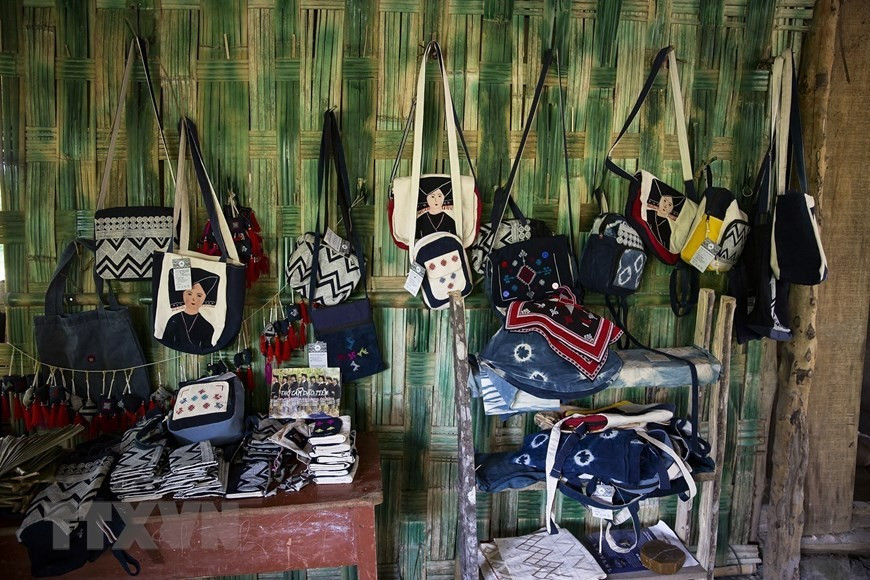 Una chica Yao Tien con el tradicional pañuelo brocado.