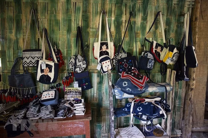 Una chica Yao Tien con el tradicional pañuelo brocado.