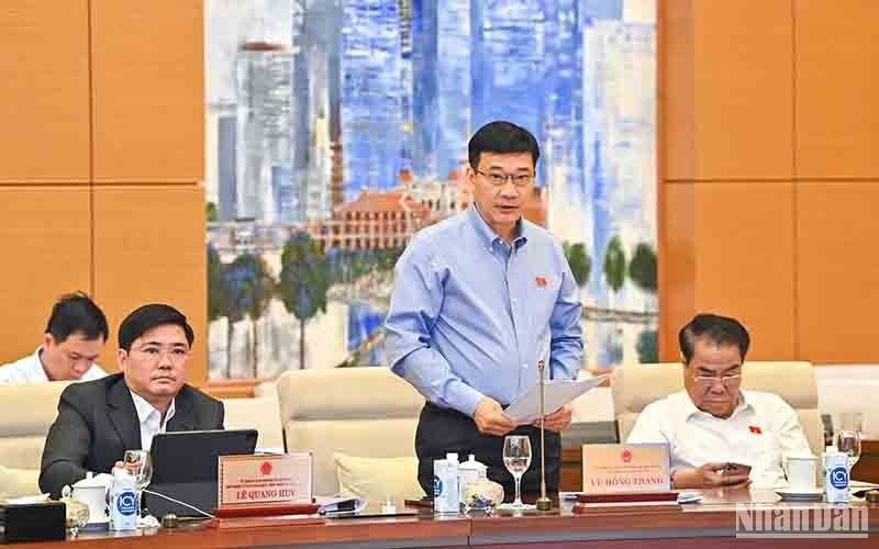 El jefe de la Comisión de Economía de la Asamblea Nacional Vu Hong Thanh presenta el resultado de la revision del informe sobre el desarrollo socioeconómico.