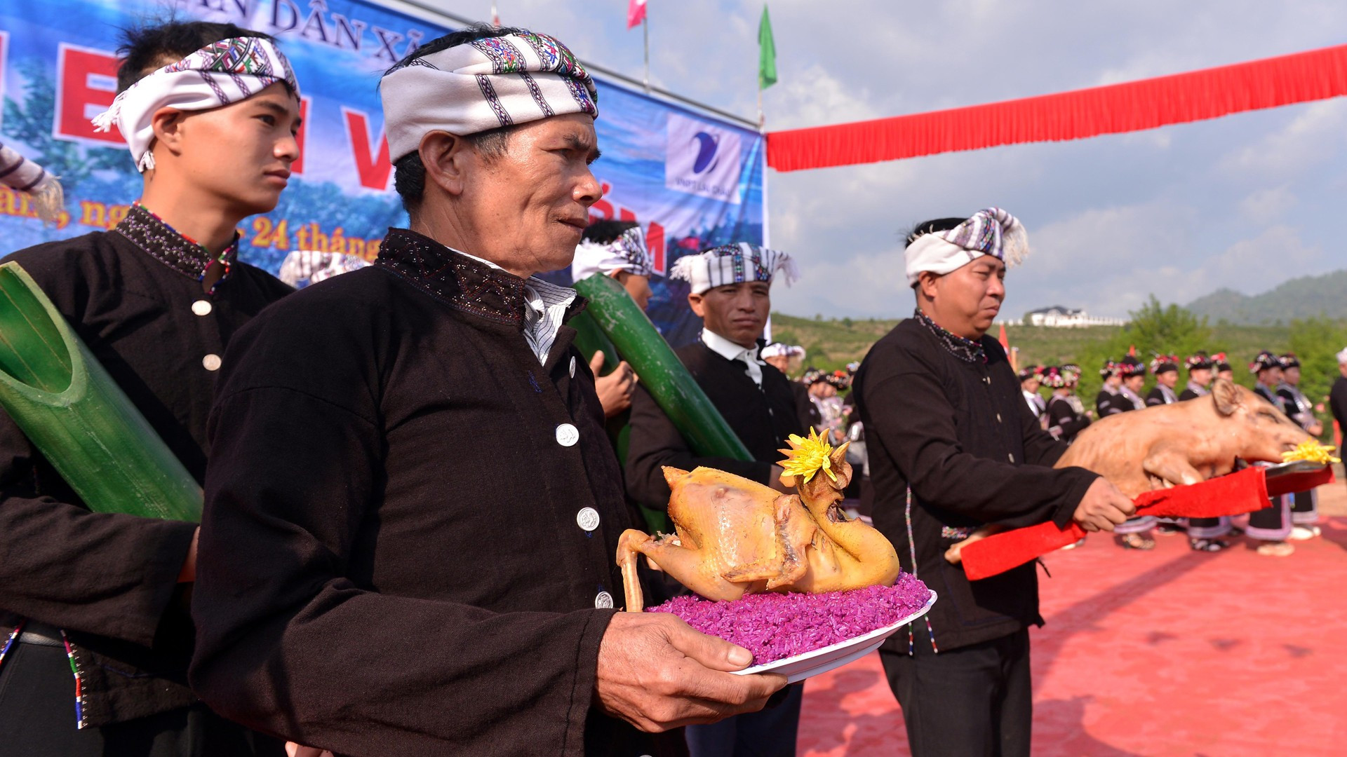 El patriarca realiza una ceremonia pidiendo agua a los dioses.
