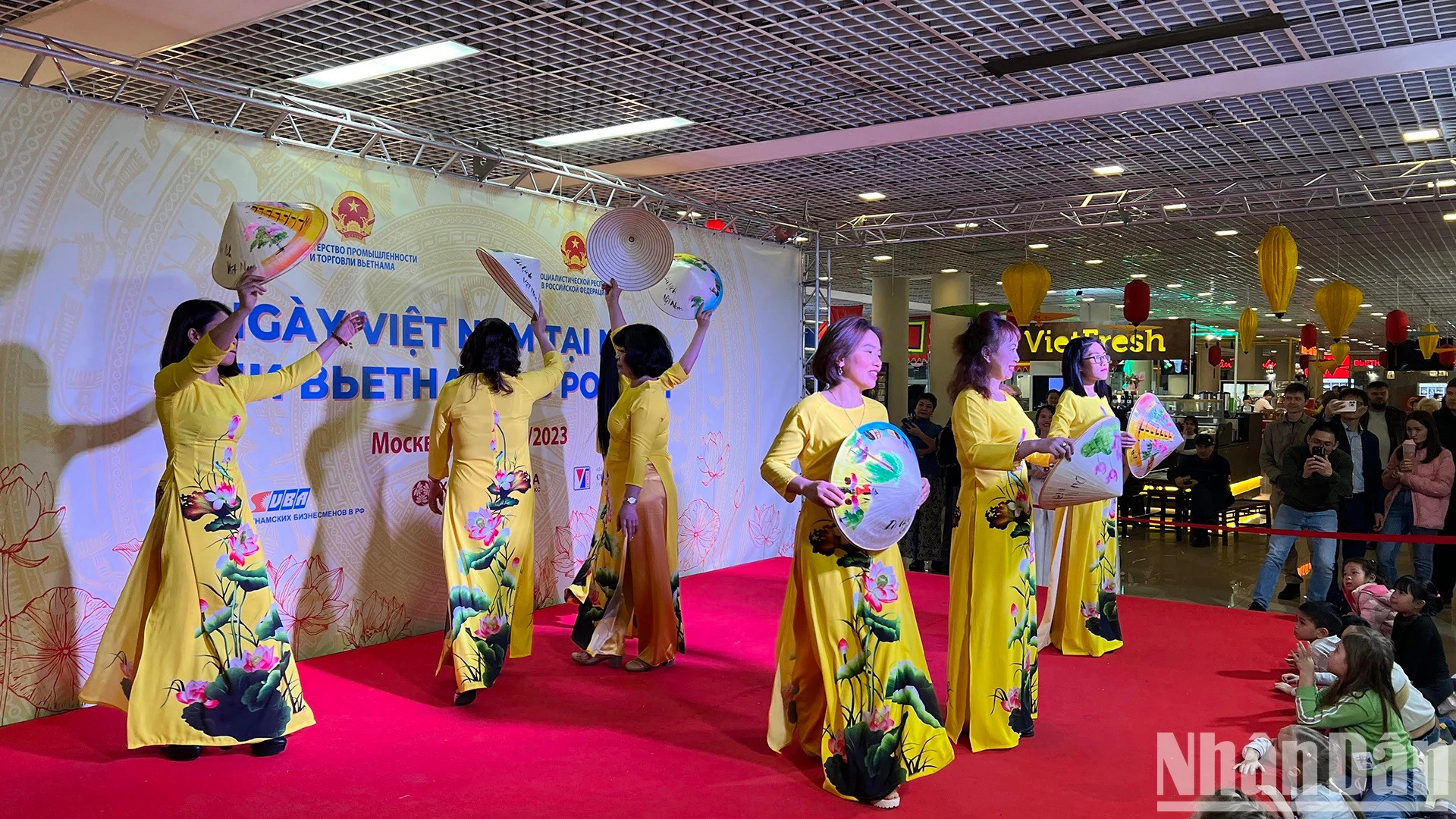 El Ao Dai y los sombreros de bambú, los rasgos atractivos del evento.