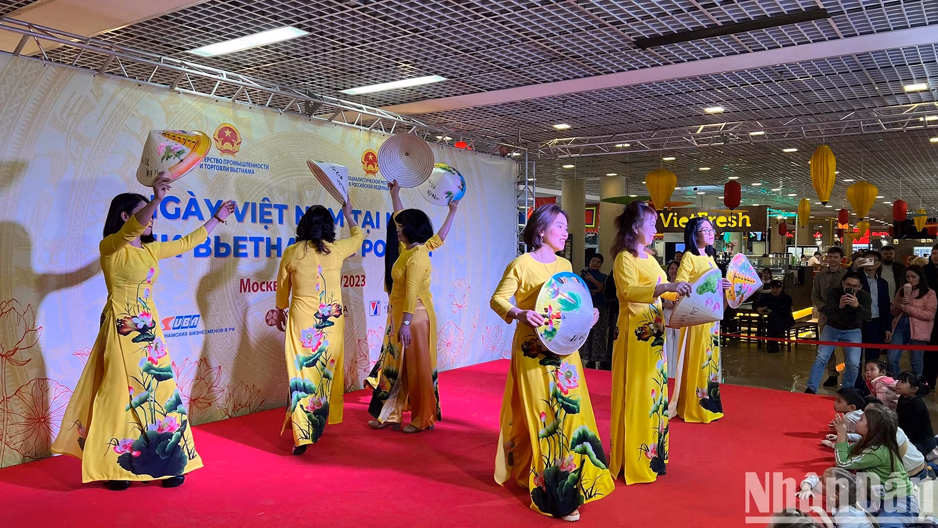 El Ao Dai y los sombreros de bambú, los rasgos atractivos del evento. El Ao Dai y los sombreros de bambú, los rasgos atractivos del evento.