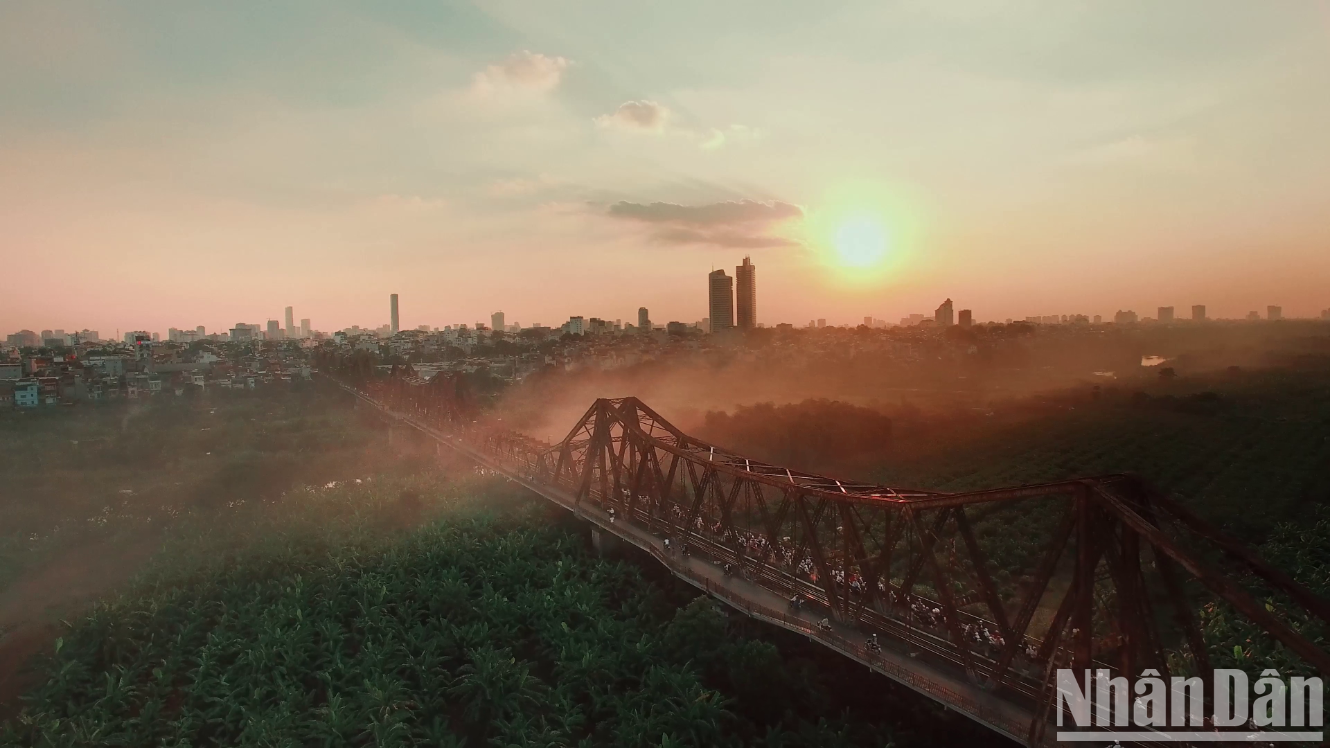 El amanecer en el puente Long Bien inicia el "regreso a Hanói" de Kenny G. El puente de 120 años es un testigo histórico de los cambios experimentados por Hanói a lo largo de los tiempos. El amanecer en el puente Long Bien inicia el "regreso a Hanói" de Kenny G. El puente de 120 años es un testigo histórico de los cambios experimentados por Hanói a lo largo de los tiempos.