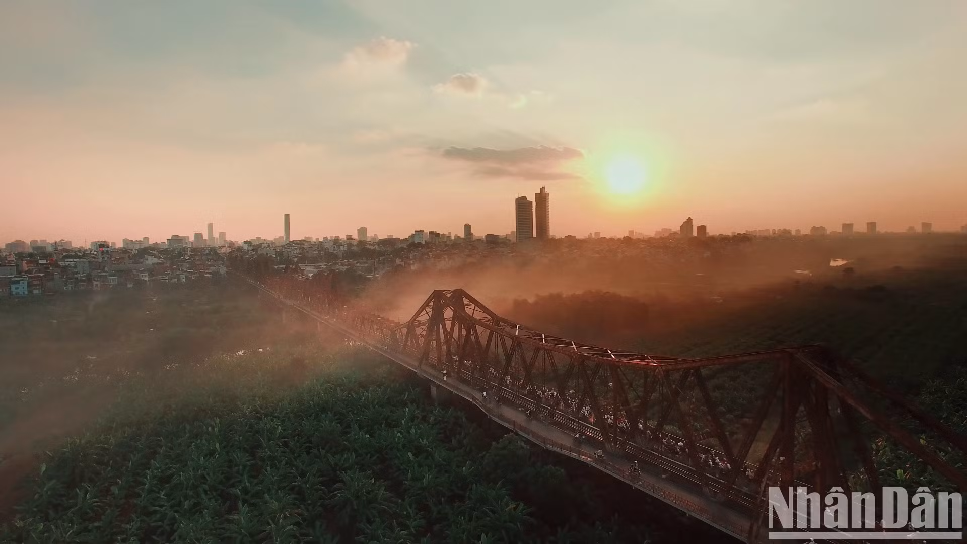 El amanecer en el puente Long Bien inicia el "regreso a Hanói" de Kenny G. El puente de 120 años es un testigo histórico de los cambios experimentados por Hanói a lo largo de los tiempos.
