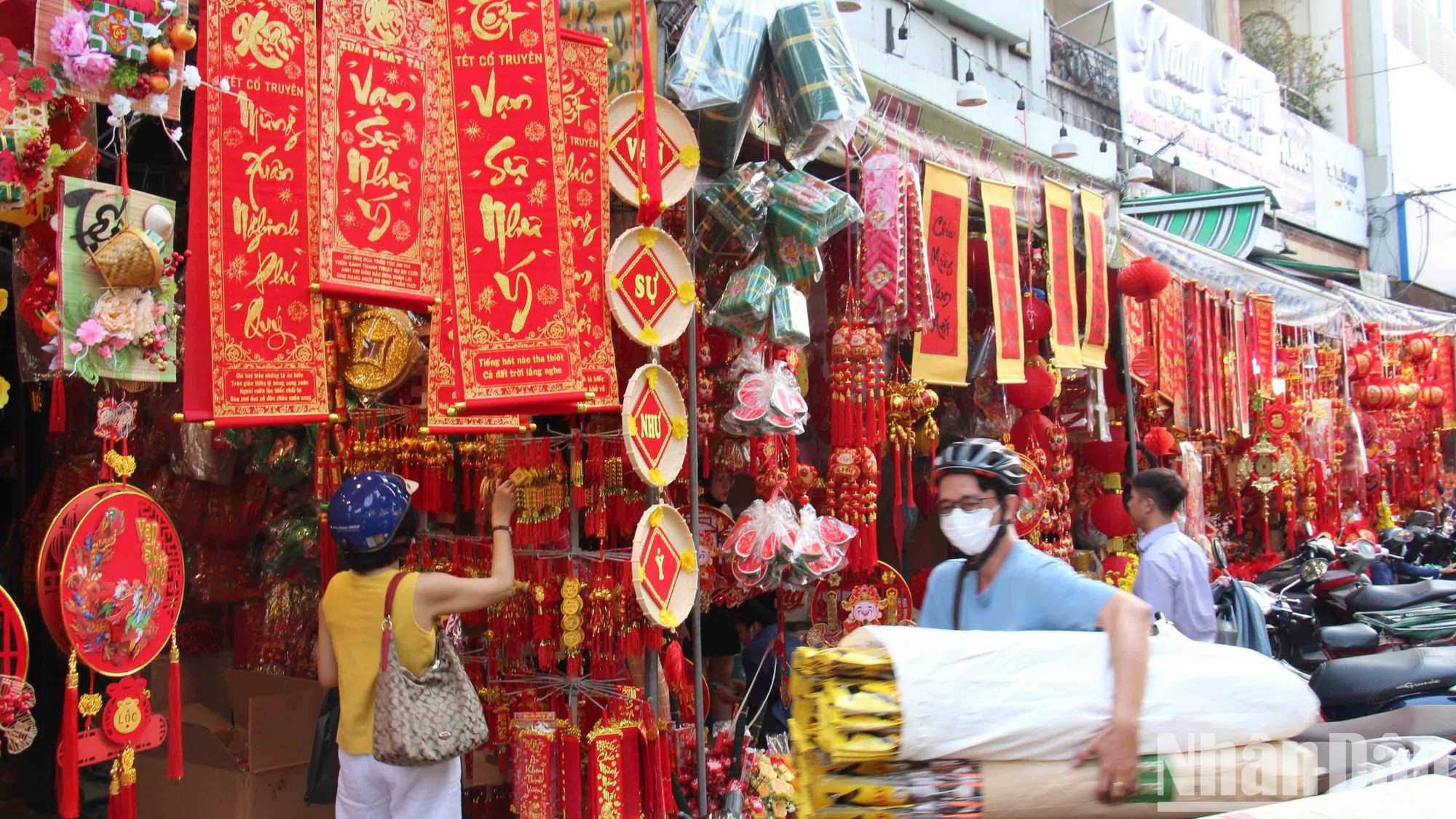 De acuerdo con los vendedores, los productos del Tet de este año se importaron bastante temprano, justo después de la Navidad y el Año Nuevo. De acuerdo con los vendedores, los productos del Tet de este año se importaron bastante temprano, justo después de la Navidad y el Año Nuevo.