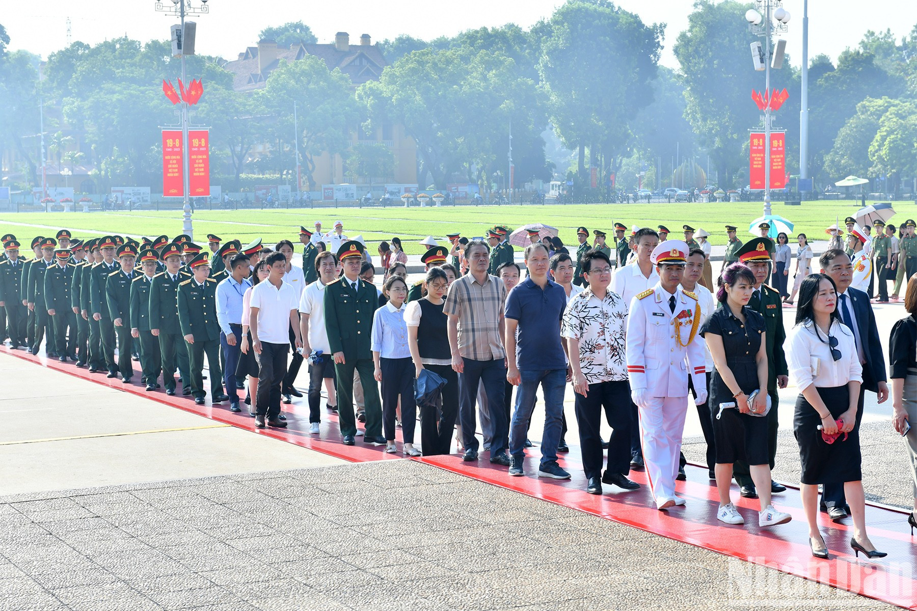 Los visitantes entran al Mausoleo de Ho Chi Minh. Los visitantes entran al Mausoleo de Ho Chi Minh.