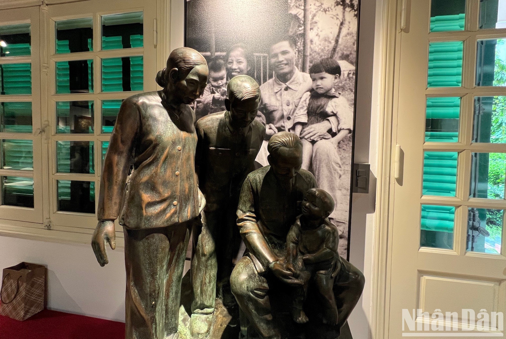 Estatua de bronce del Tío Ho y la familia del fallecido General.