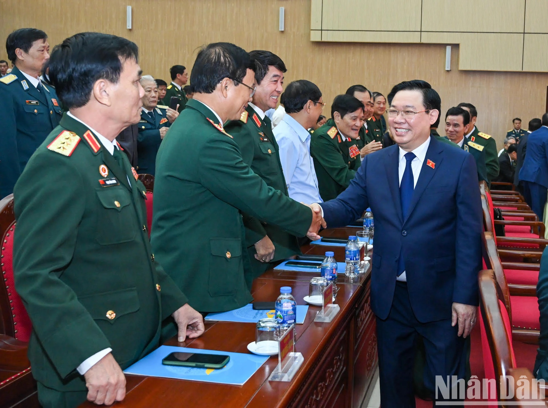 El titular de Legislativo y los oficiales en la ceremonia.