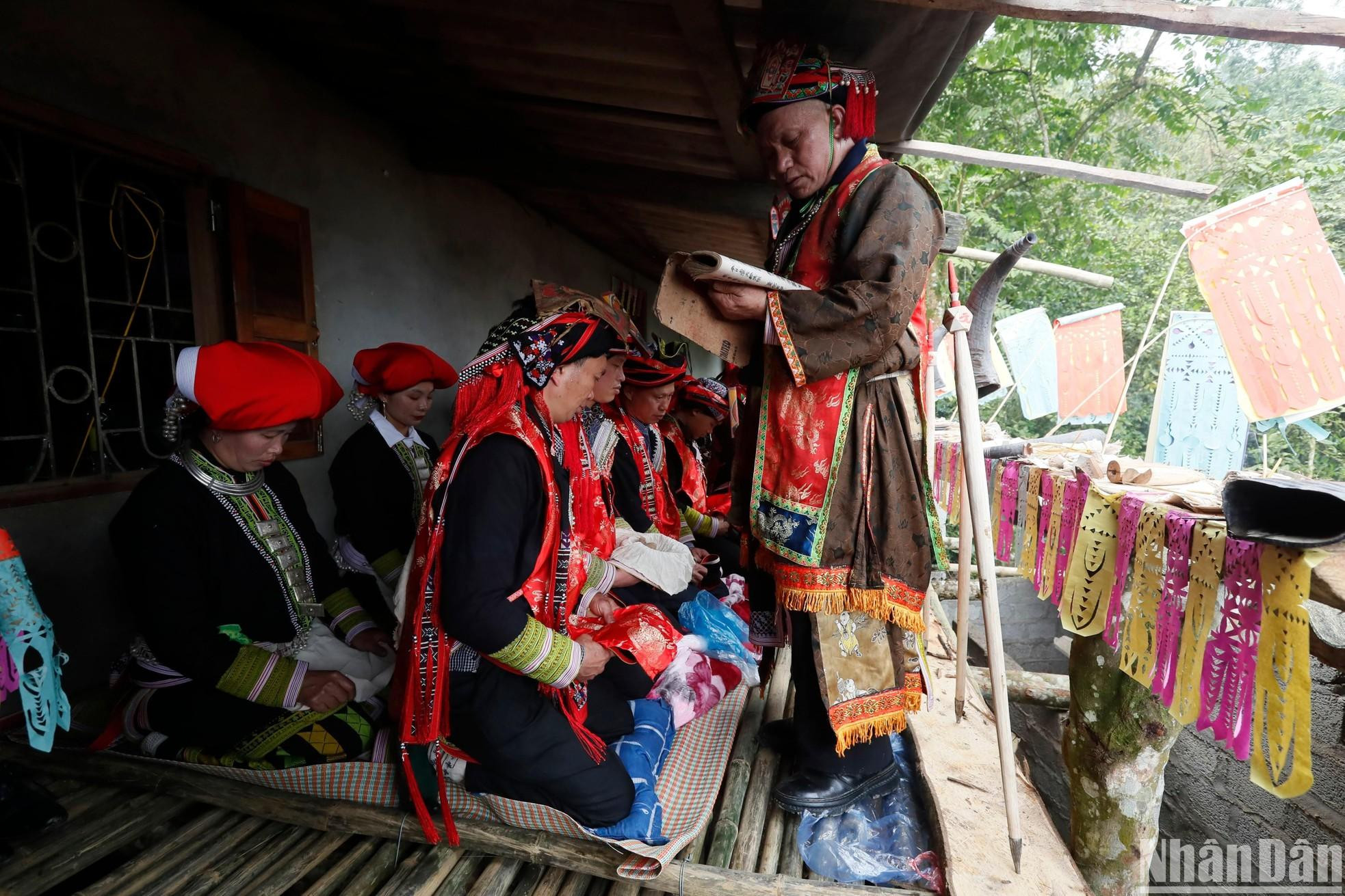 Según la concepción de la minoría étnica Yao, si un hombre no ha pasado por la ceremonia, no se le considera adulto. Según la concepción de la minoría étnica Yao, si un hombre no ha pasado por la ceremonia, no se le considera adulto.