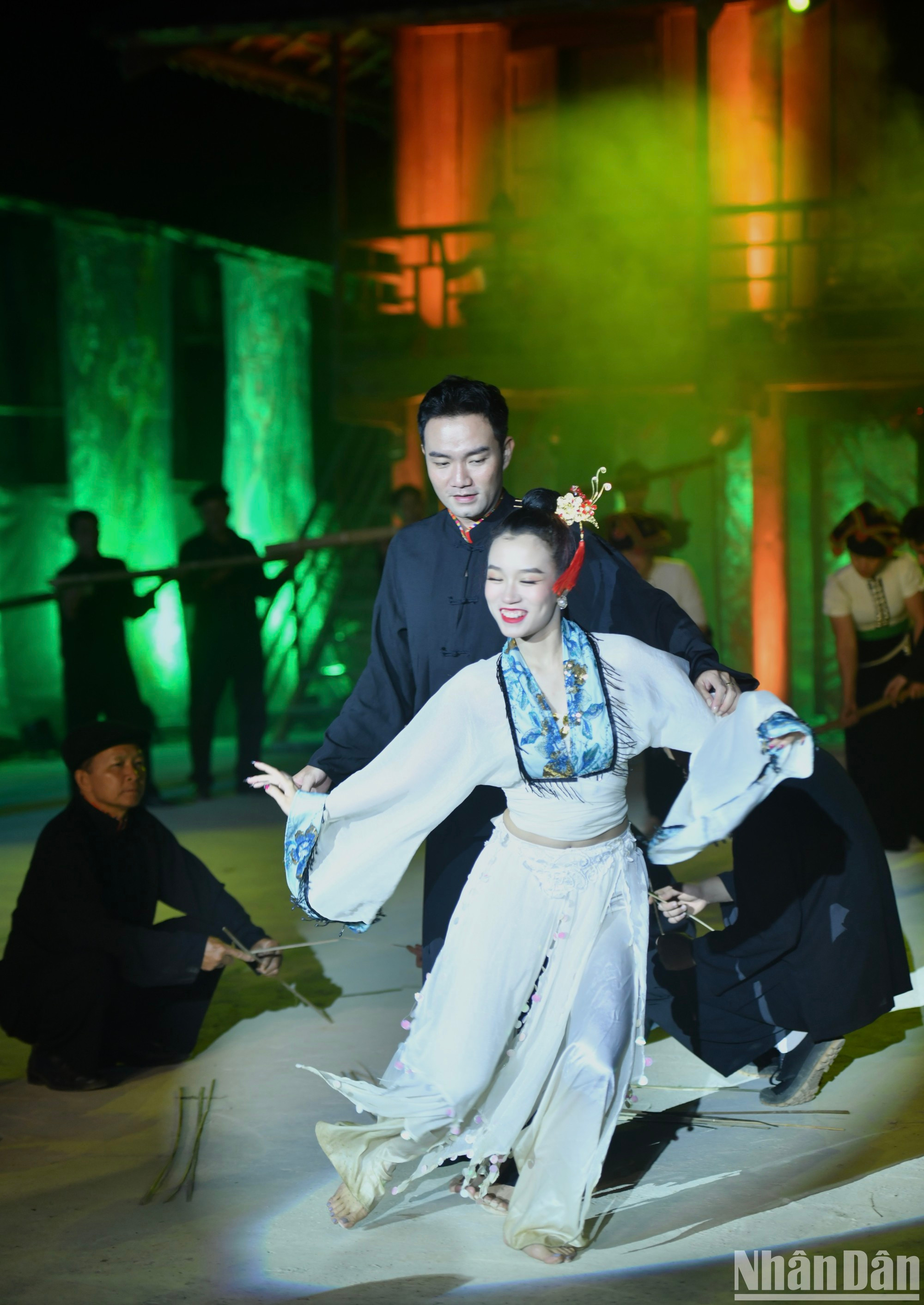 Se recrearon las leyendas, las danzas folclóricas y la cultura tradicional de la etnia Thai asociada con los destinos turísticos. Se recrearon las leyendas, las danzas folclóricas y la cultura tradicional de la etnia Thai asociada con los destinos turísticos.