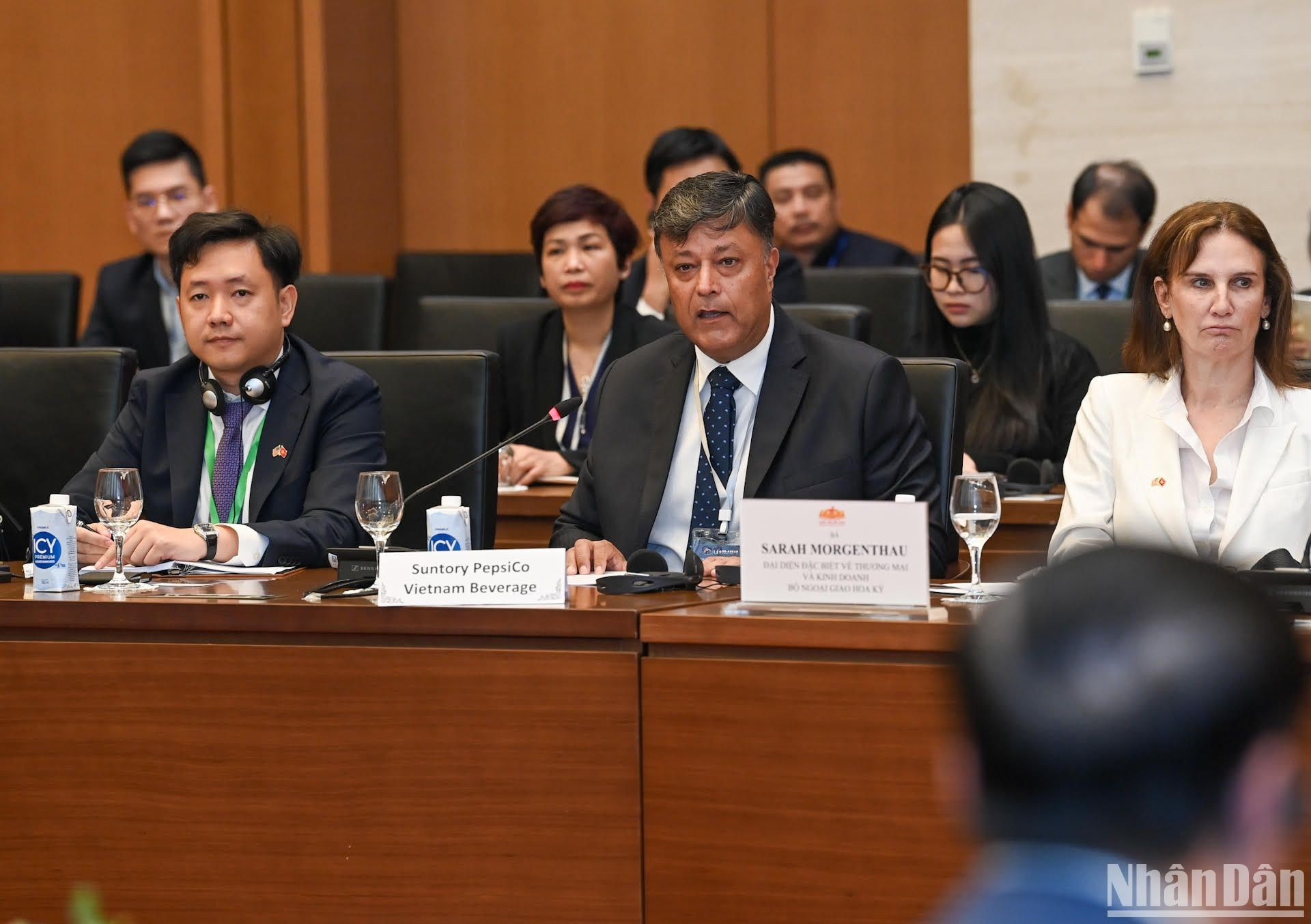 Representante de la empresa de bebidas Suntory Pepsico Vietnam habla en el evento.