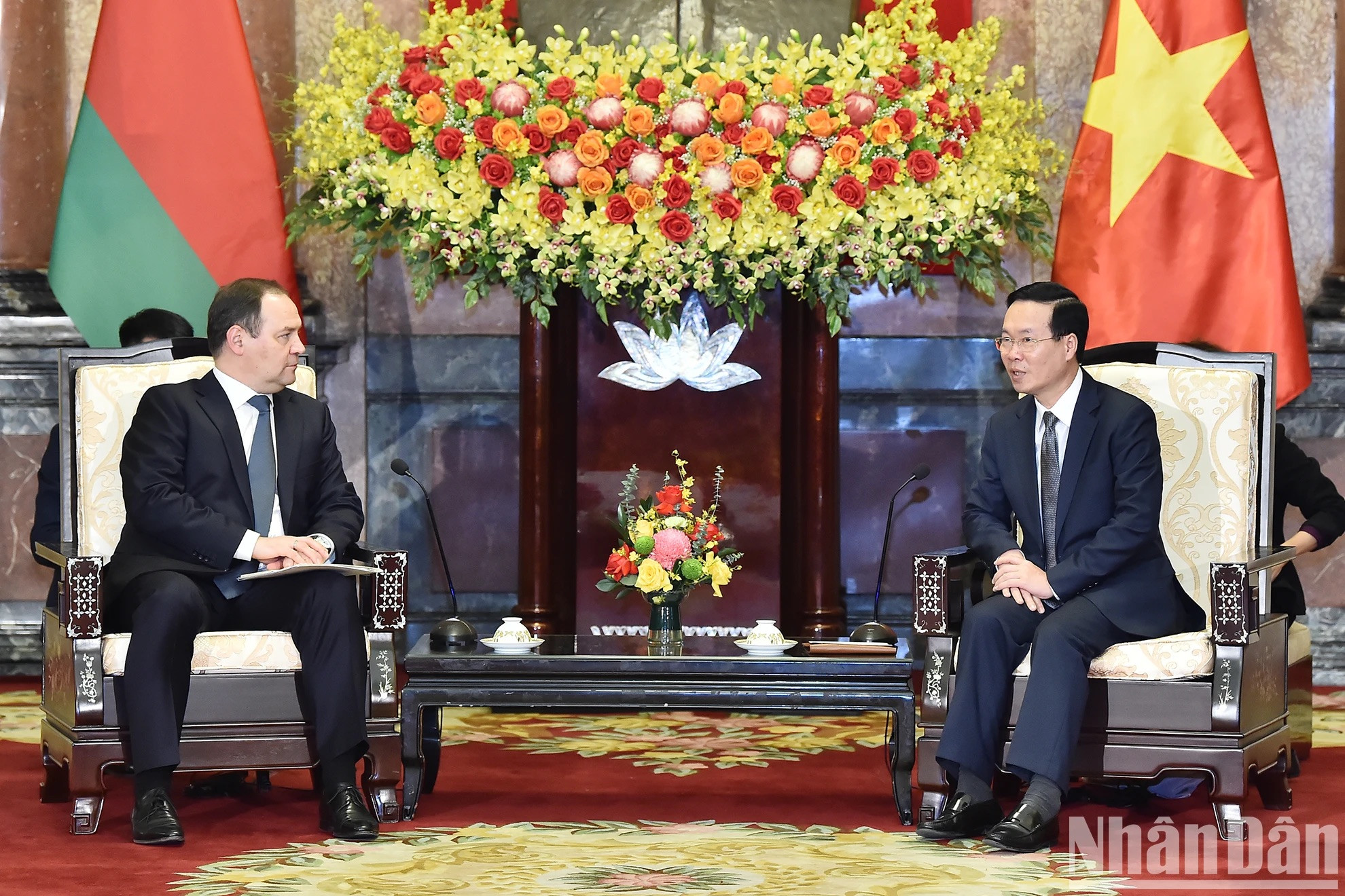 Los dos dirigentes hablan en el encuentro.