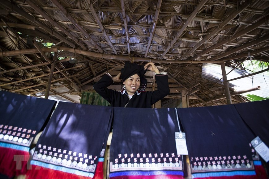 Una chica Yao Tien con el tradicional pañuelo brocado.