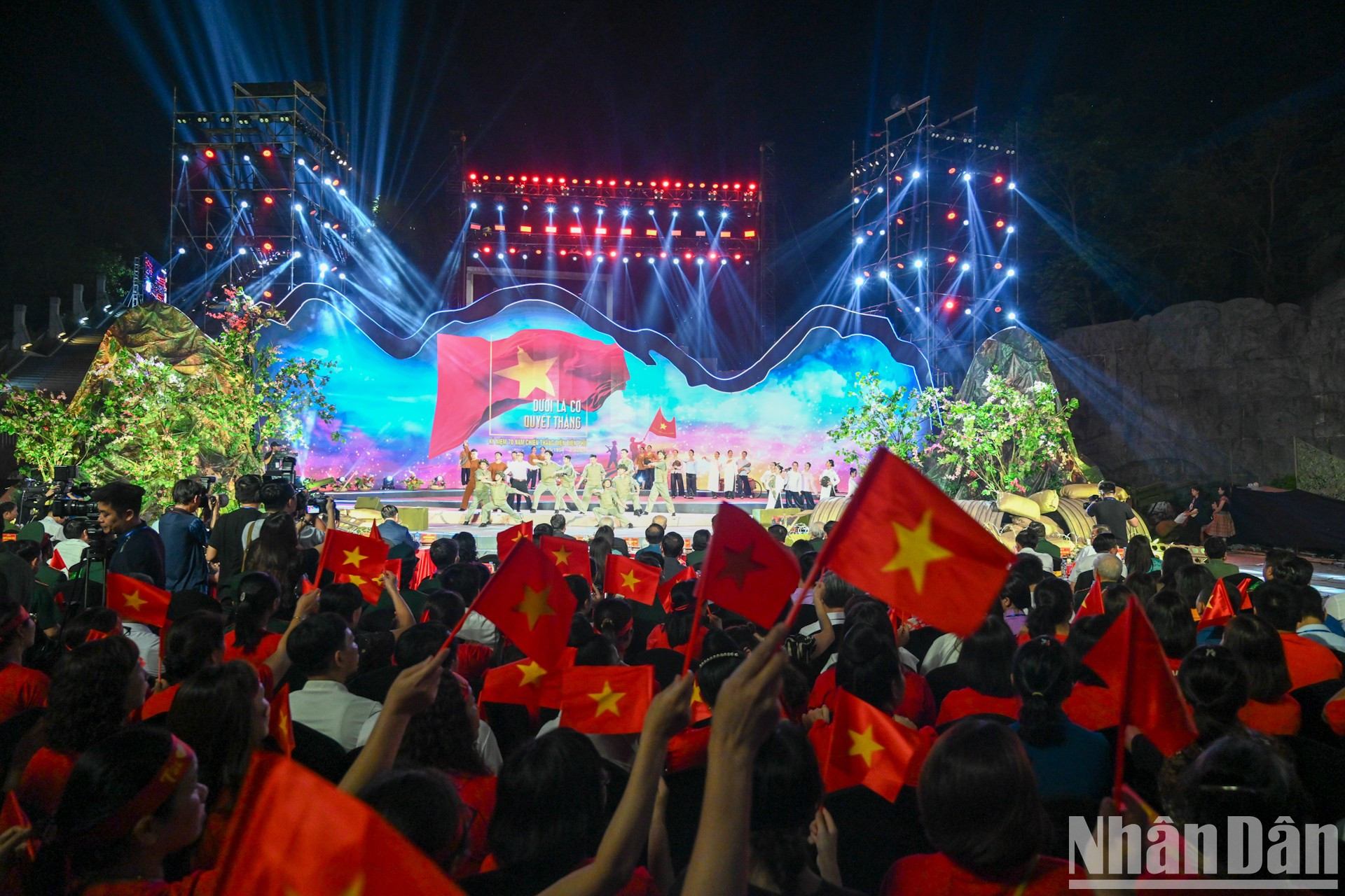 Banderas rojas con la estrella amarilla en el programa.