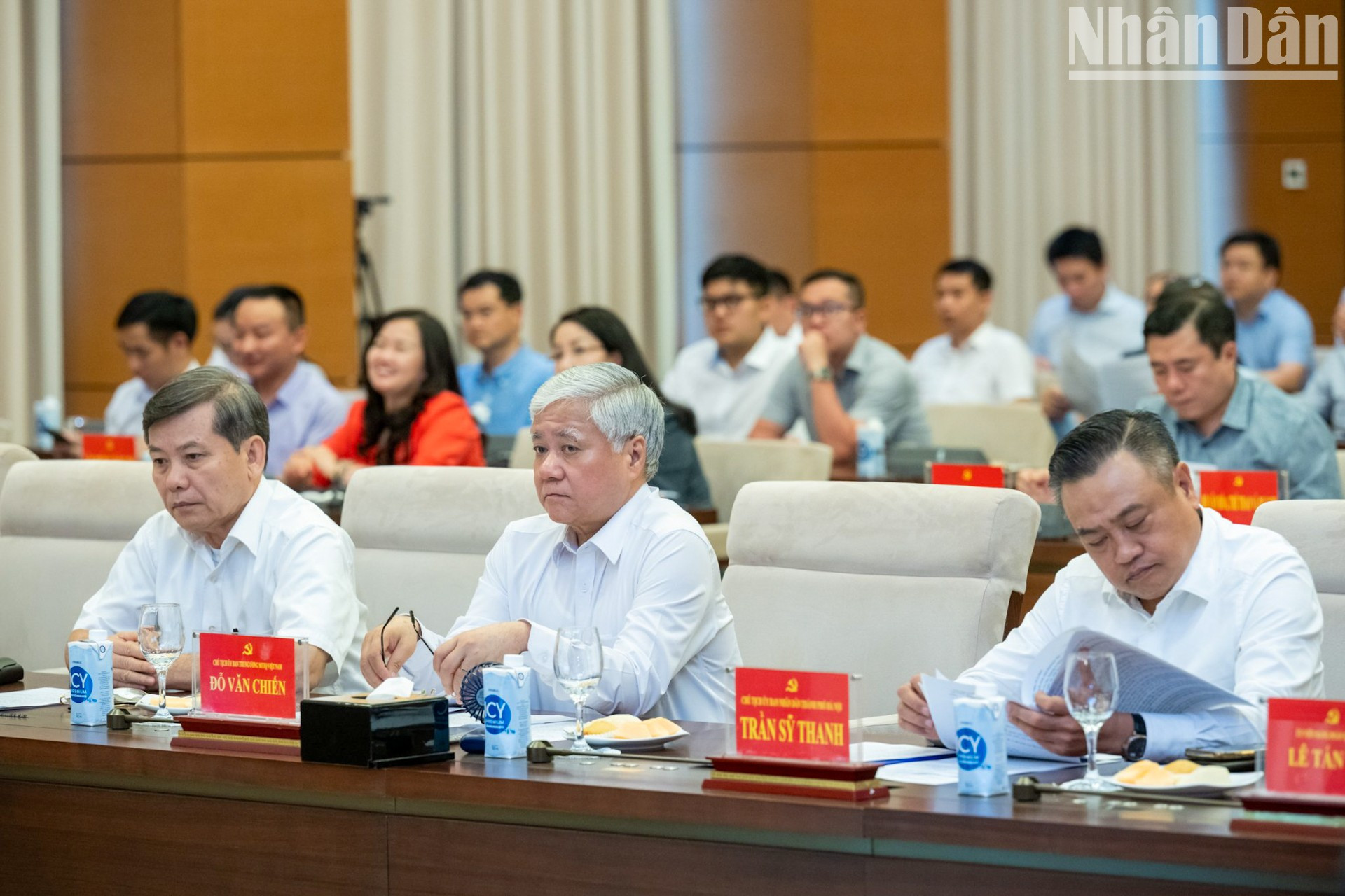 El presidente del Comité Central del Frente de la Patria Do Van Chien y los delegados en el evento. El presidente del Comité Central del Frente de la Patria Do Van Chien y los delegados en el evento.