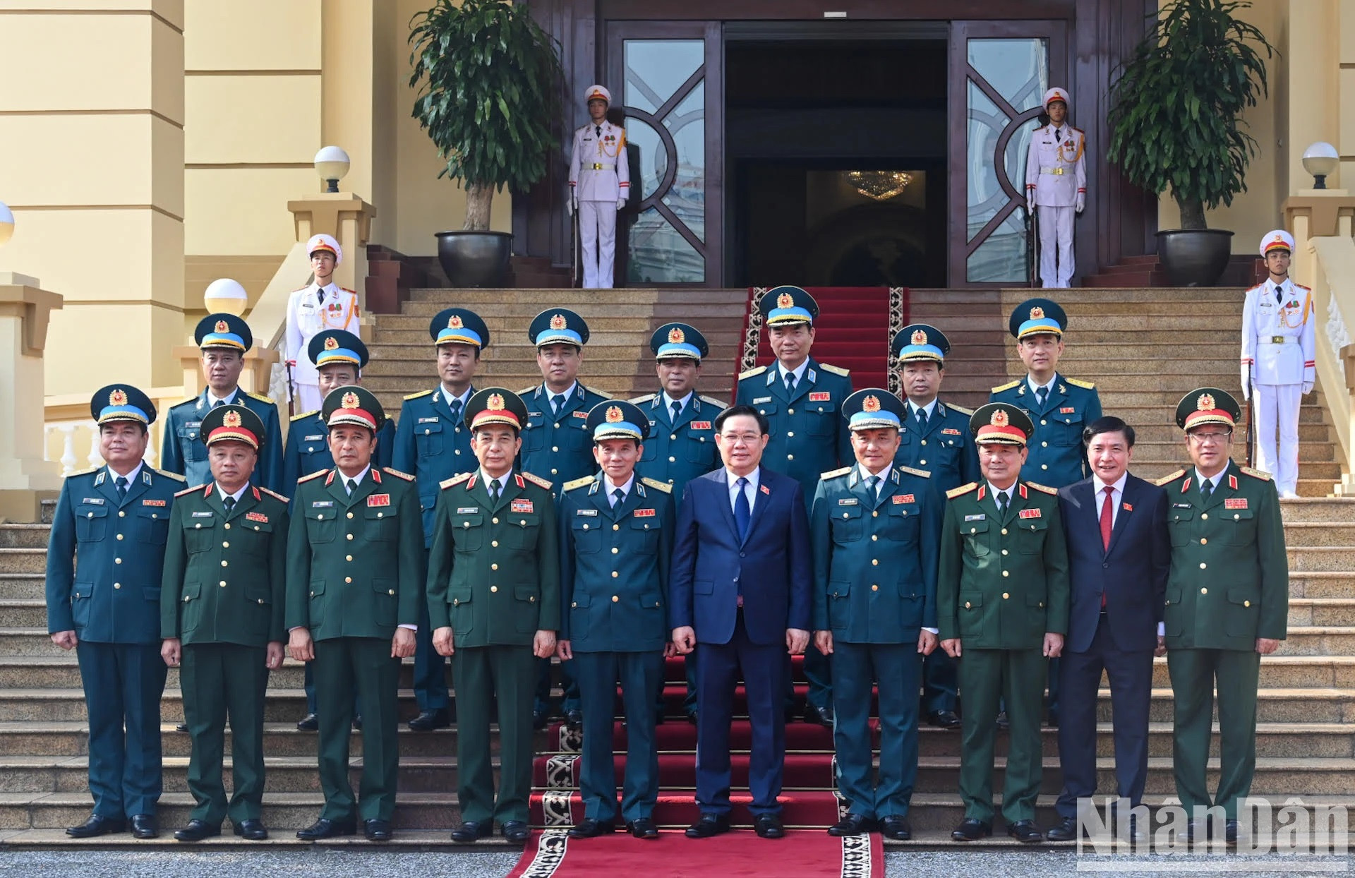 El presidente de la Asamblea Nacional Vuong Dinh Hue, y los oficiales de la Fuerza de Defensa Aérea-Antiaérea.
