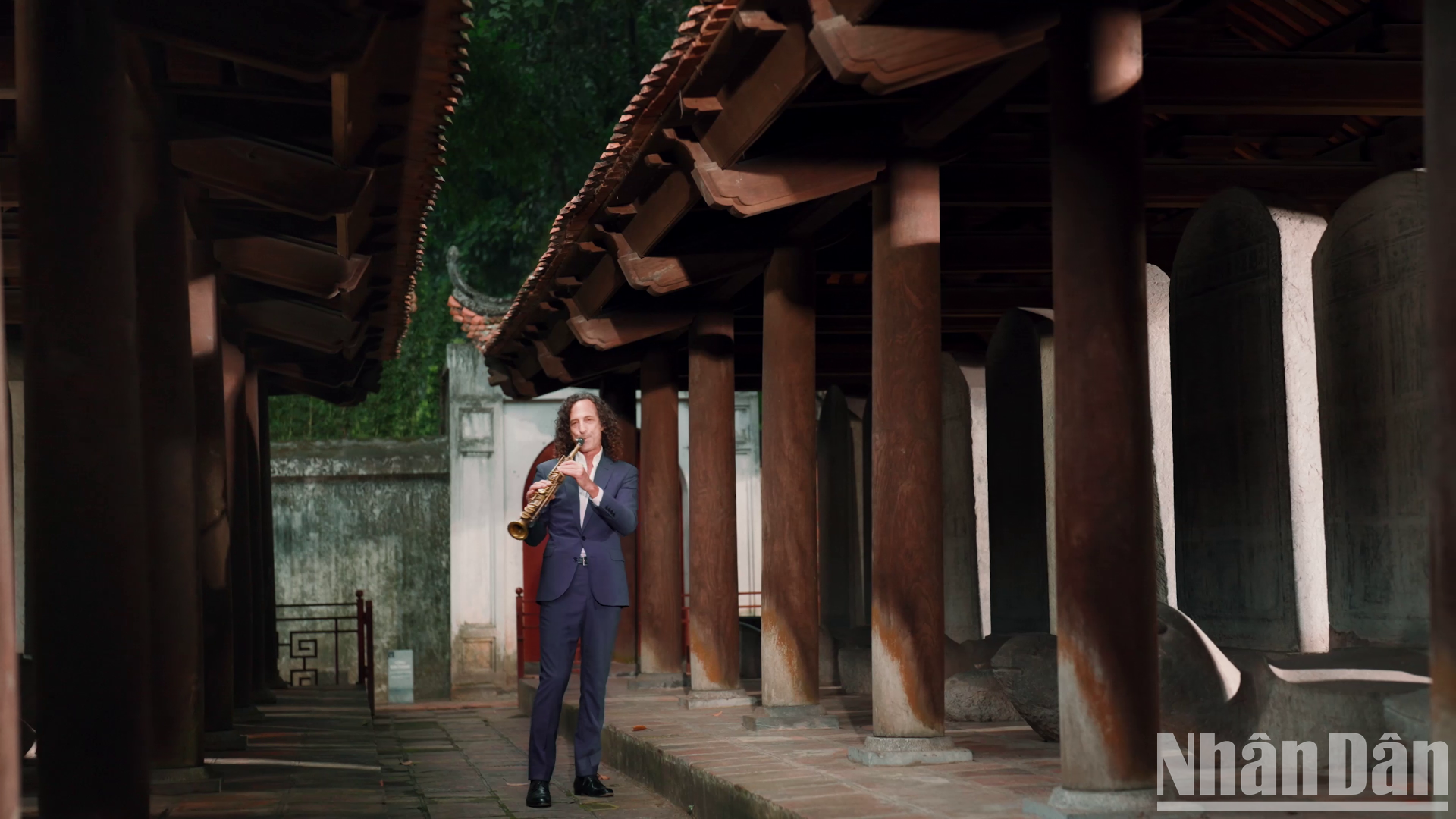 La melodía del saxofón resuena en el lugar donde representa el anhelo de aprender de la nación. La melodía del saxofón resuena en el lugar donde representa el anhelo de aprender de la nación.