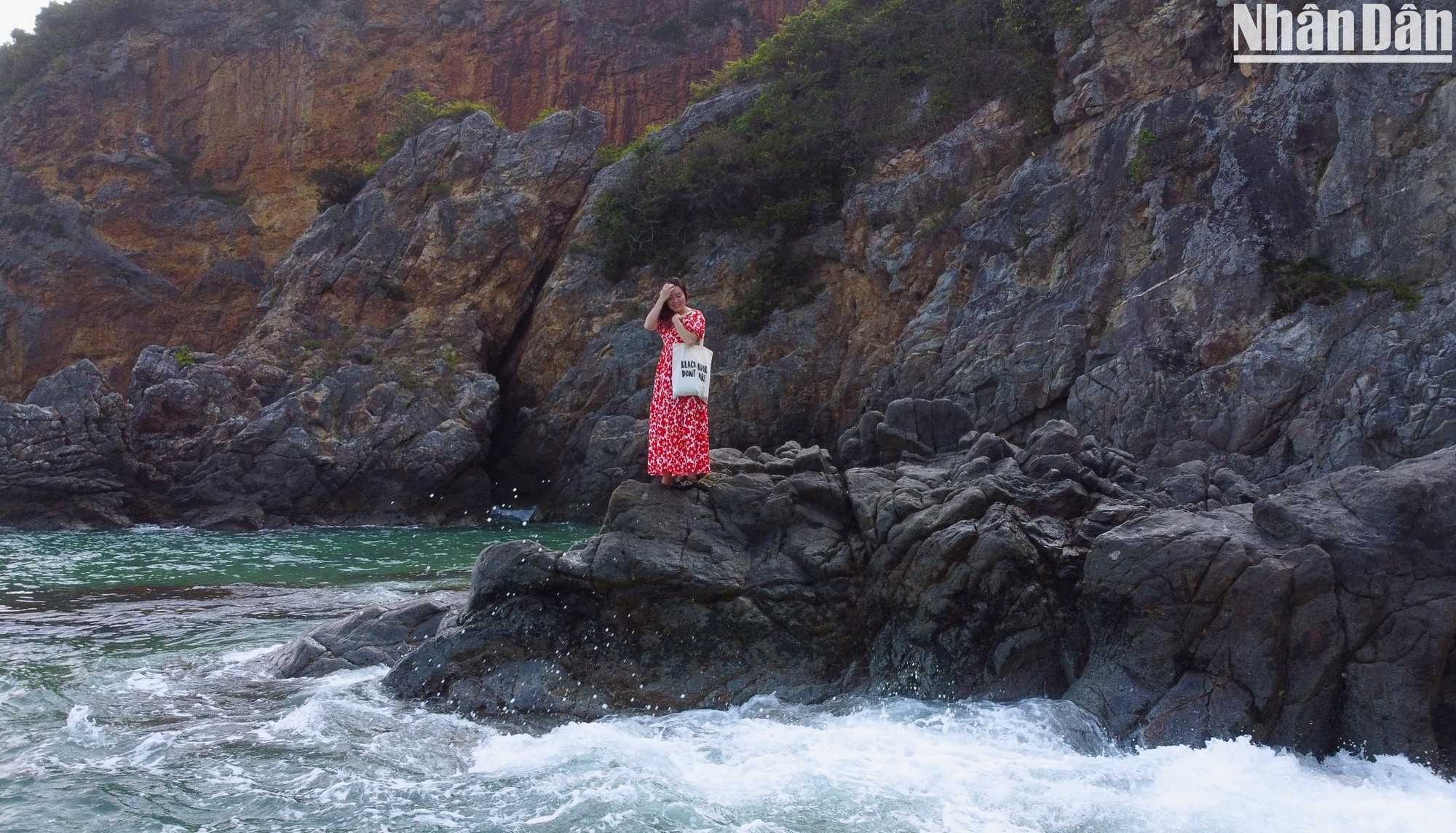 Numerosos visitantes prefieren dar una vuelta a lo largo de la playa de unos dos kilómetros. Numerosos visitantes prefieren dar una vuelta a lo largo de la playa de unos dos kilómetros.