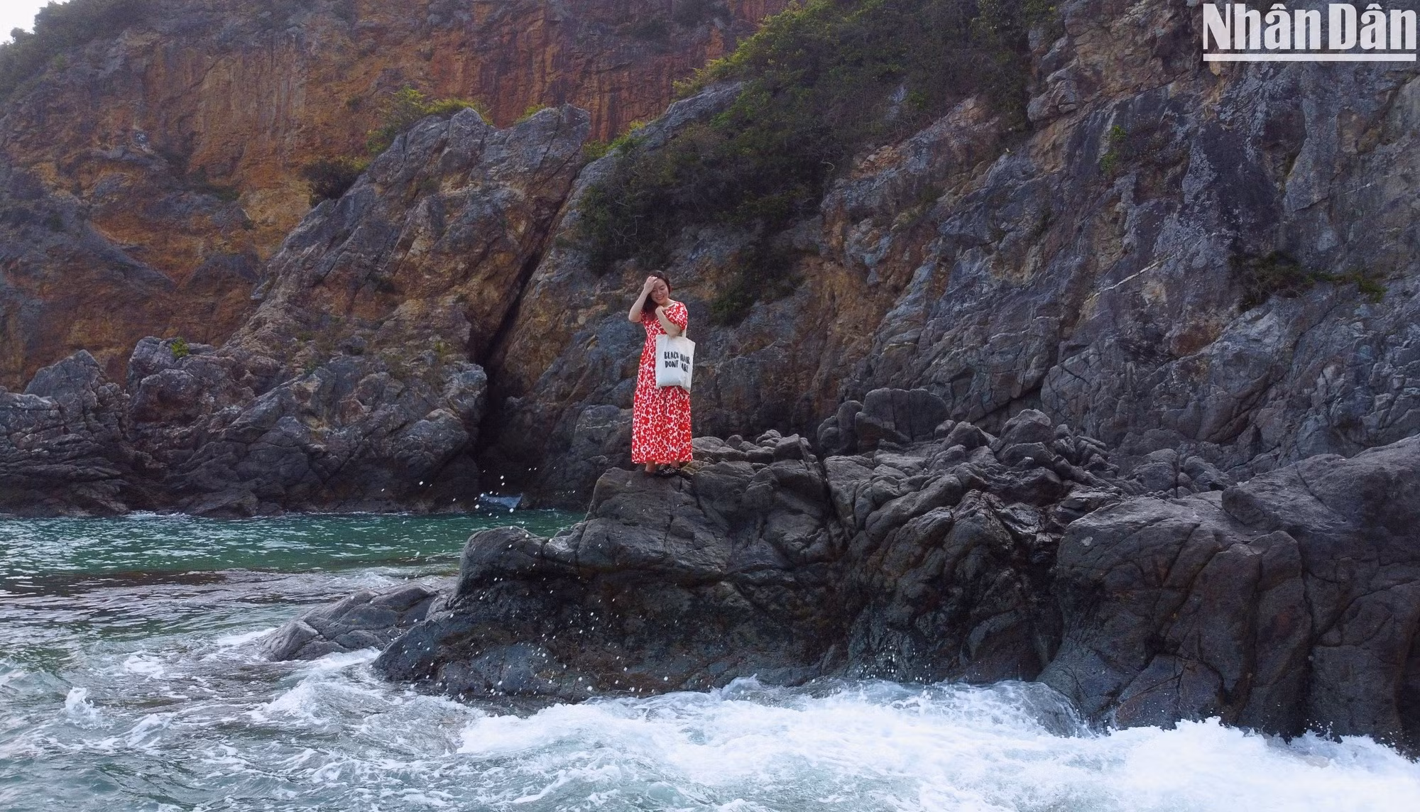 Numerosos visitantes prefieren dar una vuelta a lo largo de la playa de unos dos kilómetros.