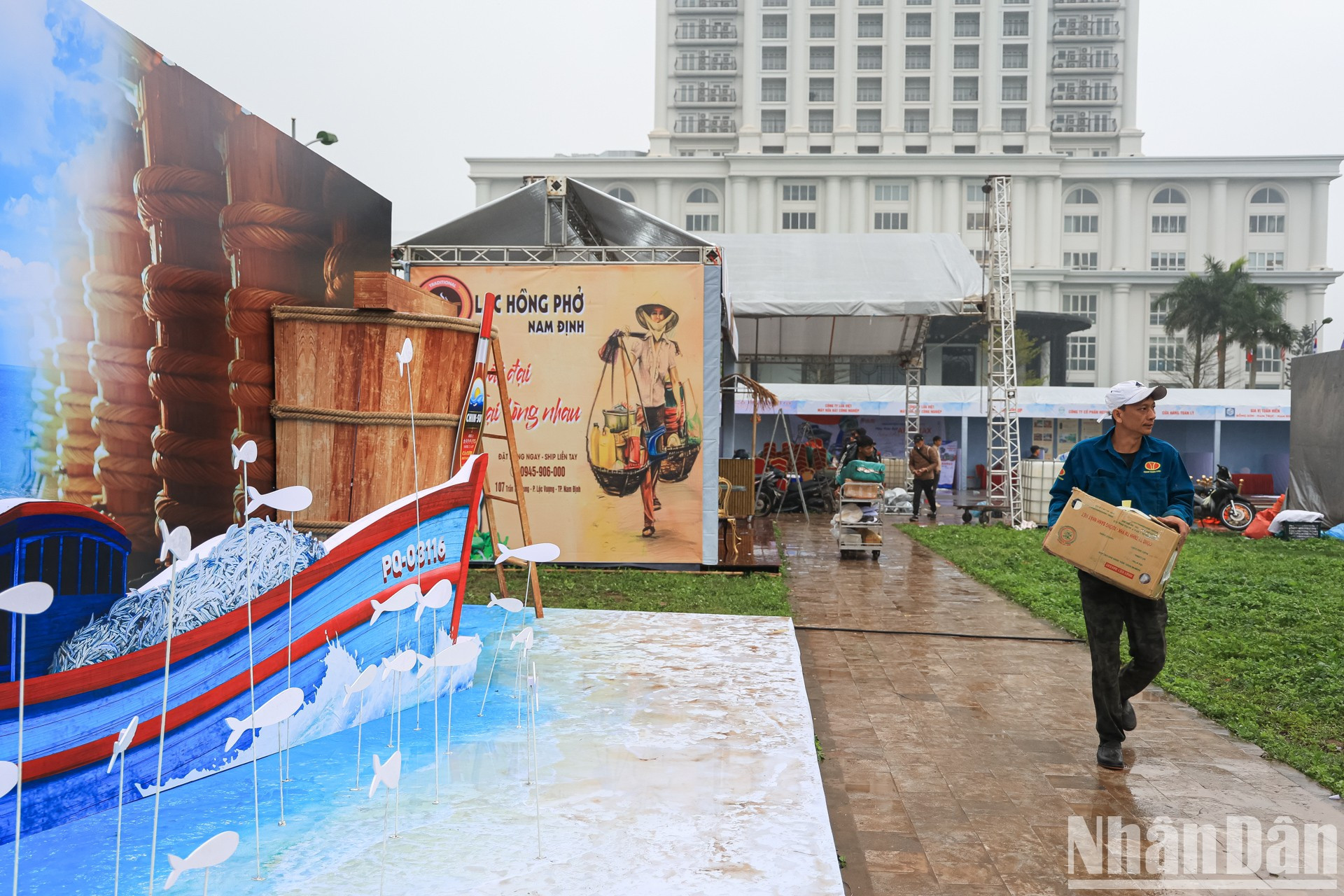 Para organizar el Festival del Pho, el Servicio de Cultura, Deporte y Turismo de Nam Dinh ha coordinado estrechamente con las entidades relacionadas para elaborar planes de recepción y de seguridad alimentaria, vial y eléctrica. Para organizar el Festival del Pho, el Servicio de Cultura, Deporte y Turismo de Nam Dinh ha coordinado estrechamente con las entidades relacionadas para elaborar planes de recepción y de seguridad alimentaria, vial y eléctrica.